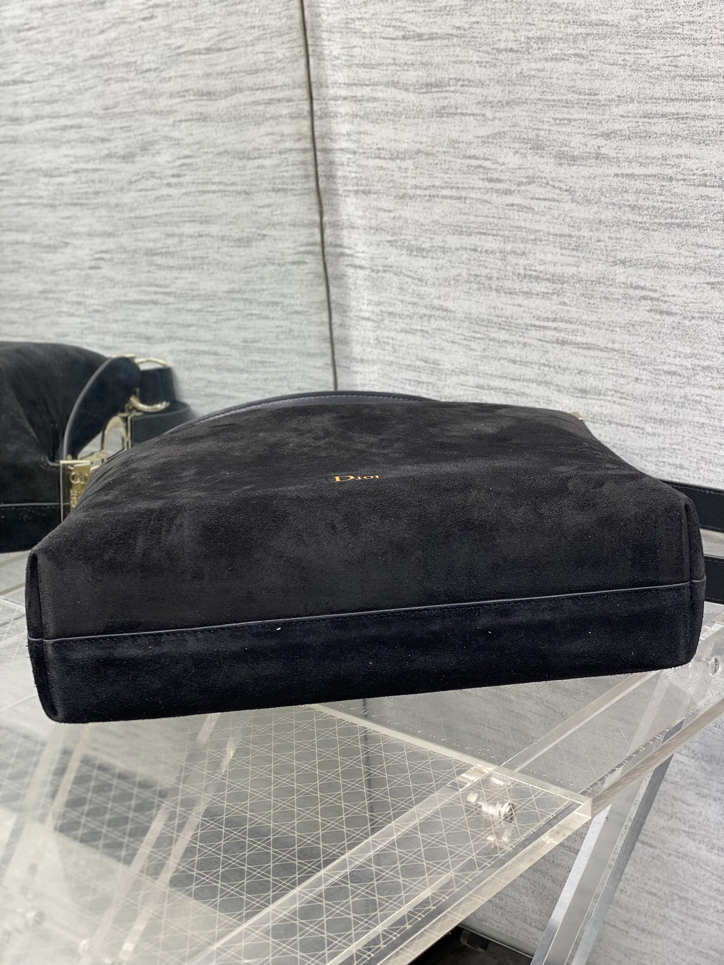 中号银扣现货‼️Dior2026春夏新款Chrustian这款Hobo包采用黑绒拼皮，触感柔软，春季氛围