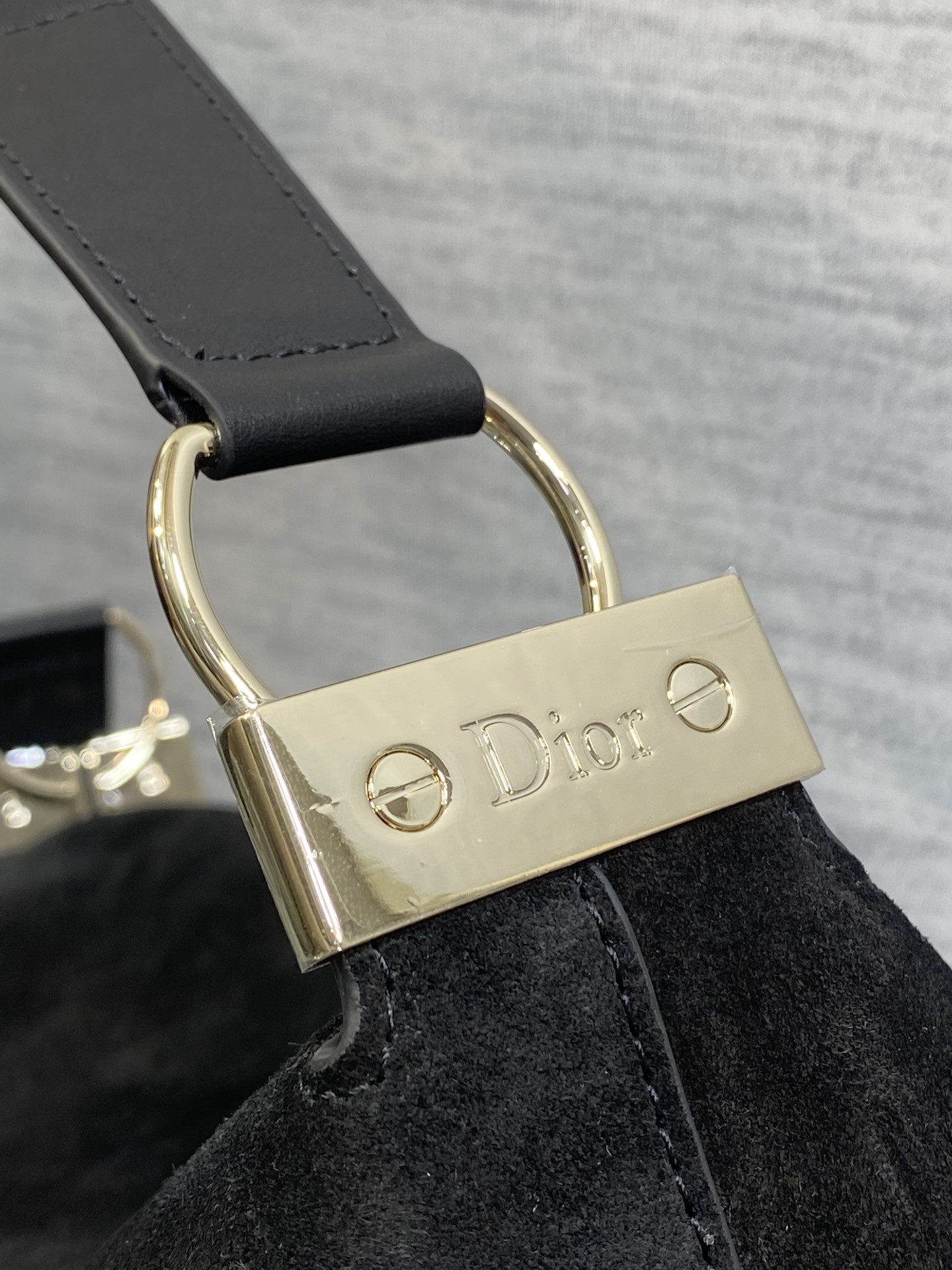 中号银扣现货‼️Dior2026春夏新款Chrustian这款Hobo包采用黑绒拼皮，触感柔软，春季氛围