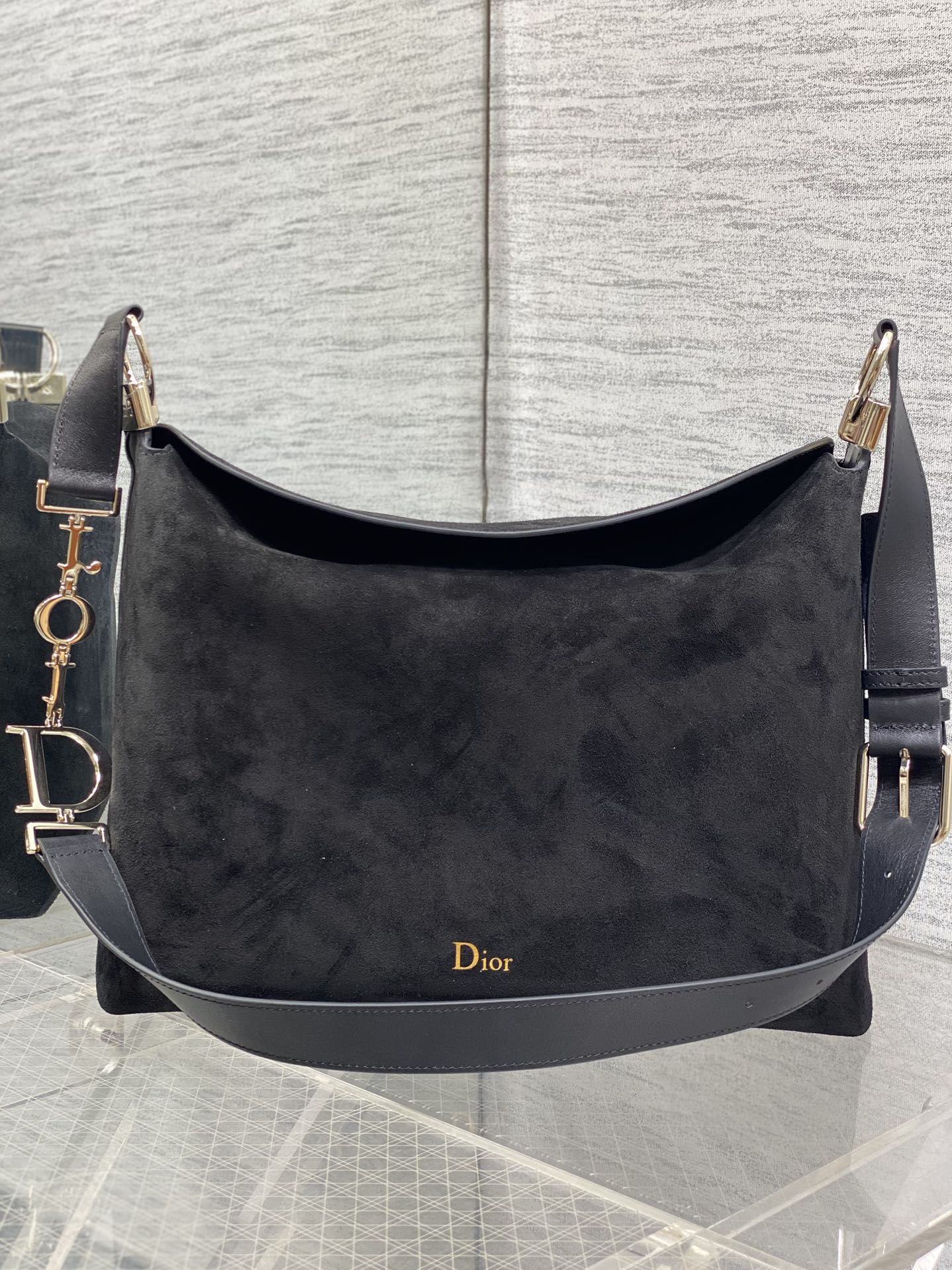 中号银扣现货‼️Dior2026春夏新款Chrustian这款Hobo包采用黑绒拼皮，触感柔软，春季氛围