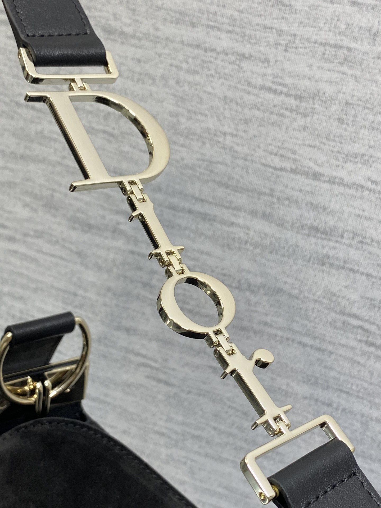 小号浅金现货‼️Dior2026春夏新款Chrustian这款Hobo包采用黑绒拼皮，触感柔软，春季氛围