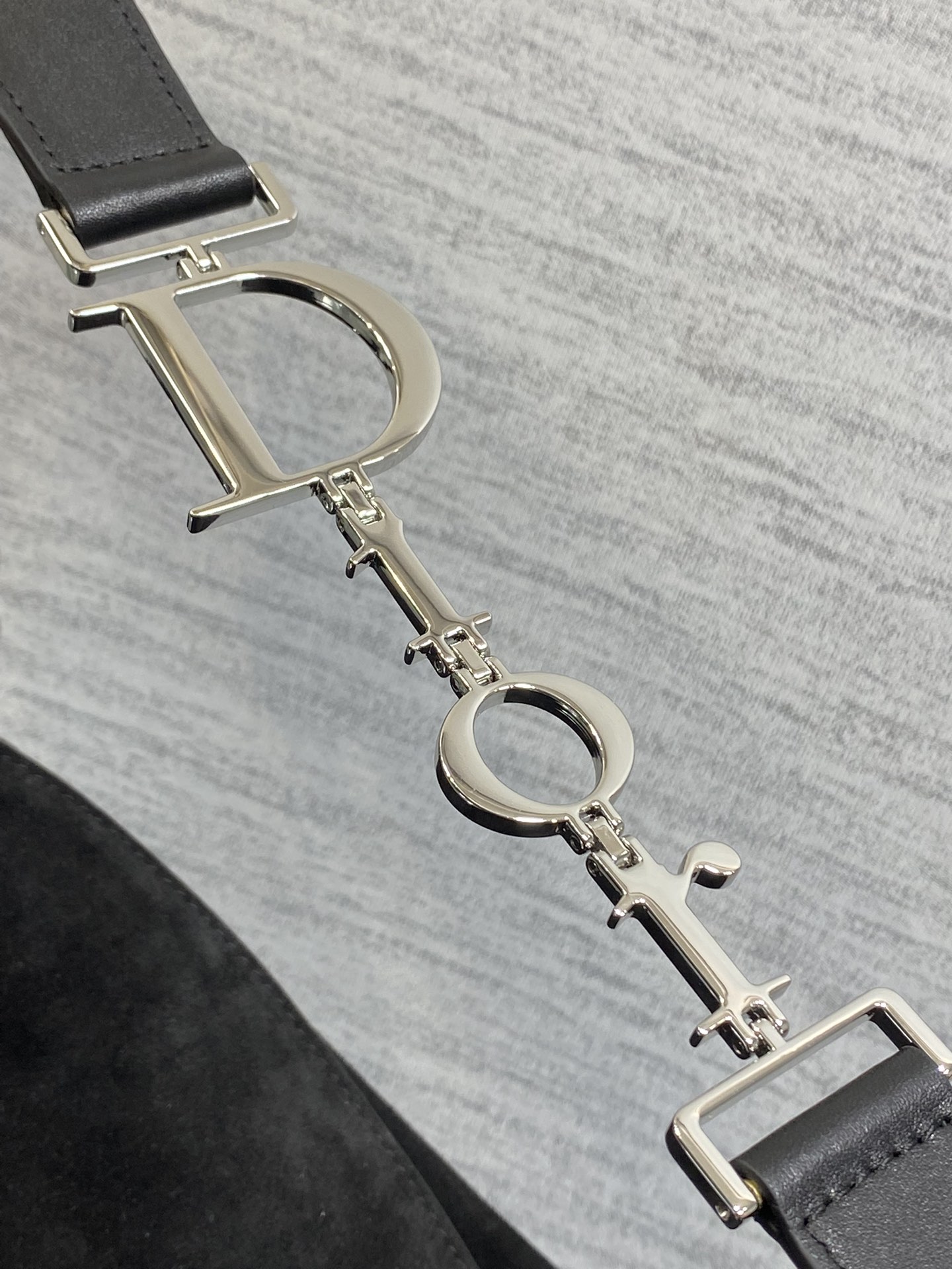 大号银扣现货‼️Dior2026春夏新款Chrustian这款Hobo包采用黑绒拼皮，触感柔软，春季氛围