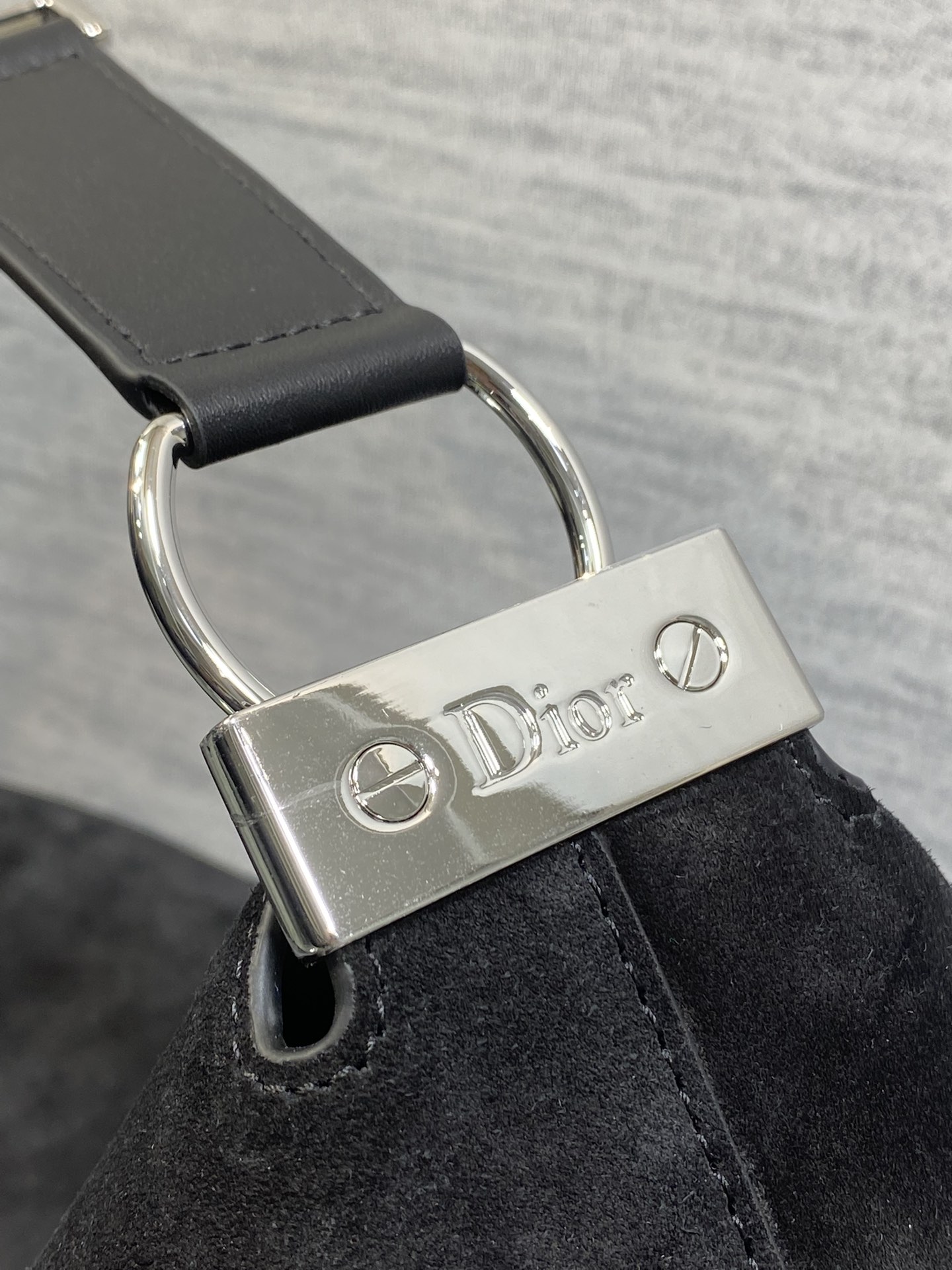大号银扣现货‼️Dior2026春夏新款Chrustian这款Hobo包采用黑绒拼皮，触感柔软，春季氛围