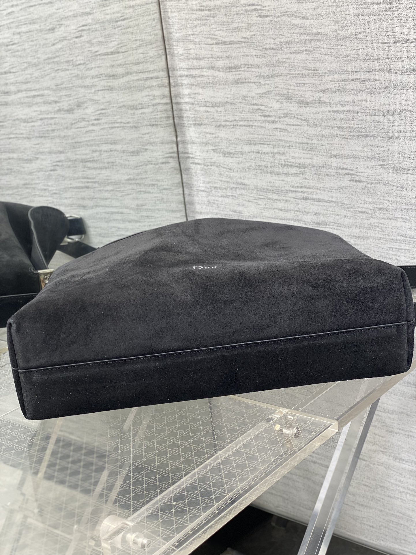 大号银扣现货‼️Dior2026春夏新款Chrustian这款Hobo包采用黑绒拼皮，触感柔软，春季氛围