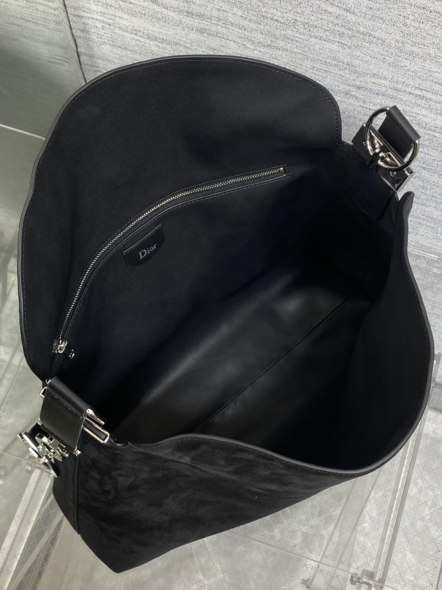 大号银扣现货‼️Dior2026春夏新款Chrustian这款Hobo包采用黑绒拼皮，触感柔软，春季氛围