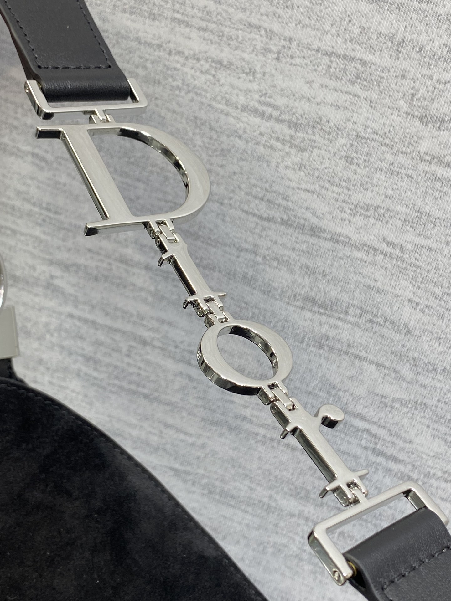 中号银扣现货‼️Dior2026春夏新款Chrustian这款Hobo包采用黑绒拼皮，触感柔软，春季氛围