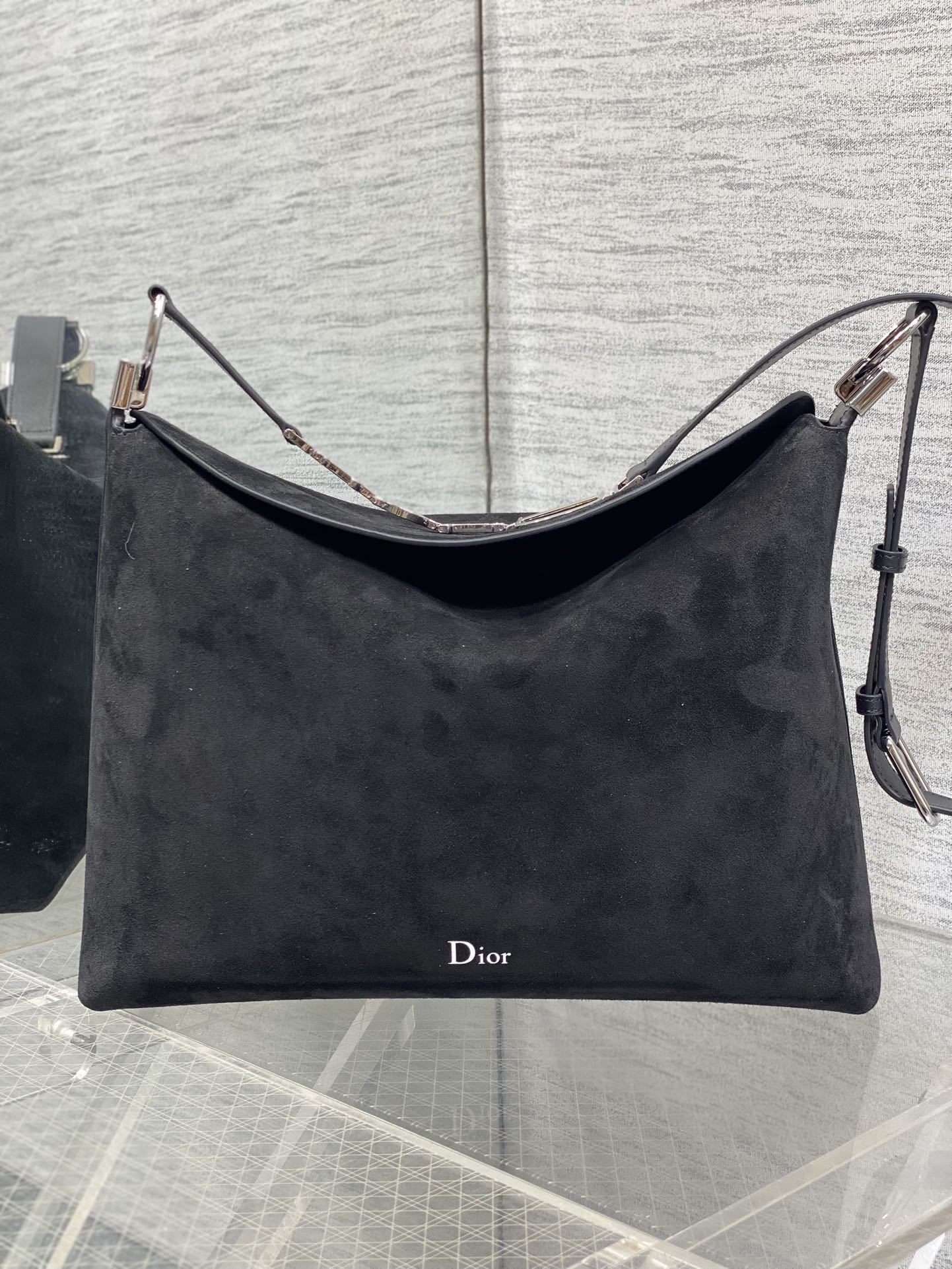 中号银扣现货‼️Dior2026春夏新款Chrustian这款Hobo包采用黑绒拼皮，触感柔软，春季氛围