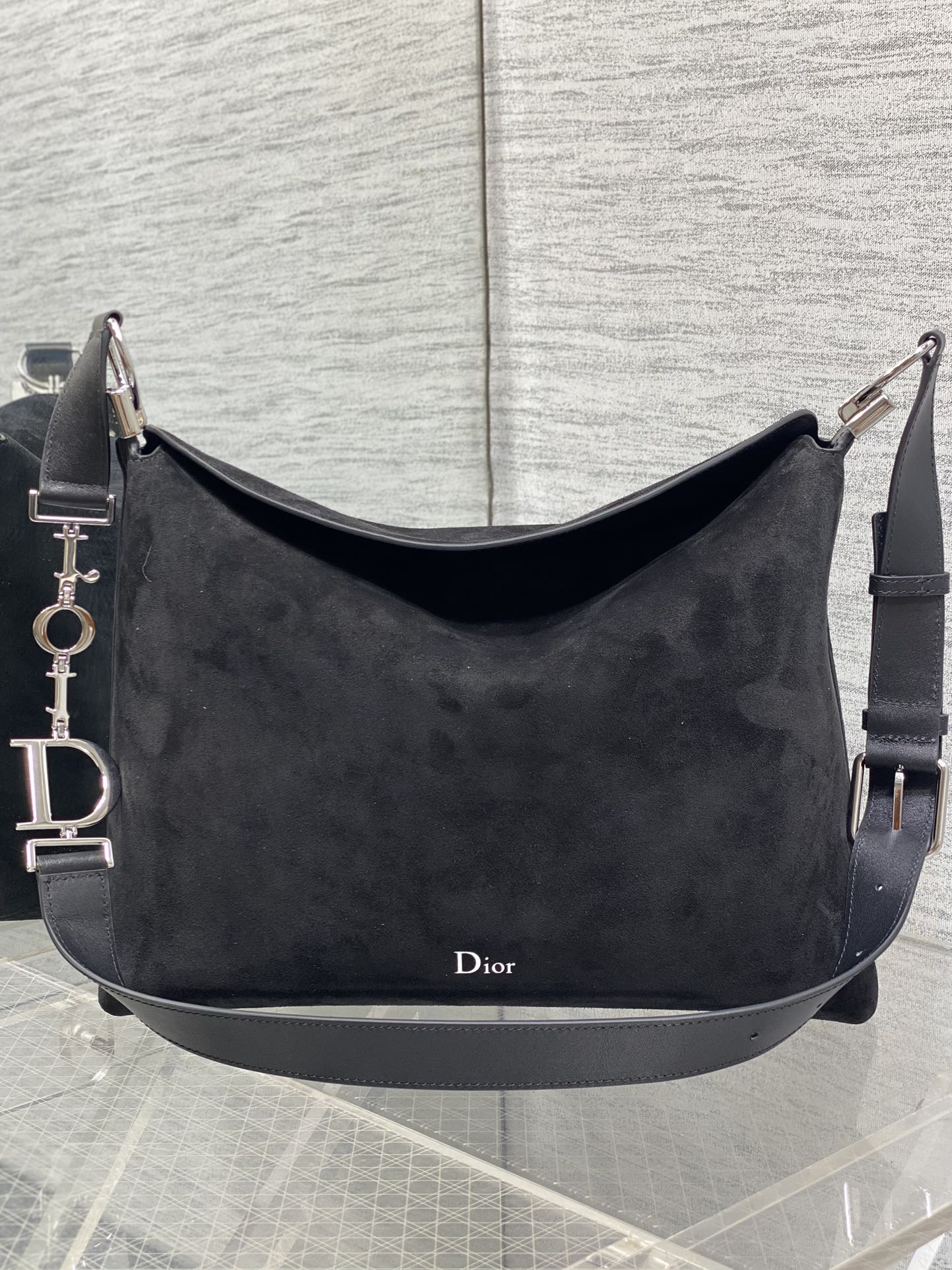 中号银扣现货‼️Dior2026春夏新款Chrustian这款Hobo包采用黑绒拼皮，触感柔软，春季氛围
