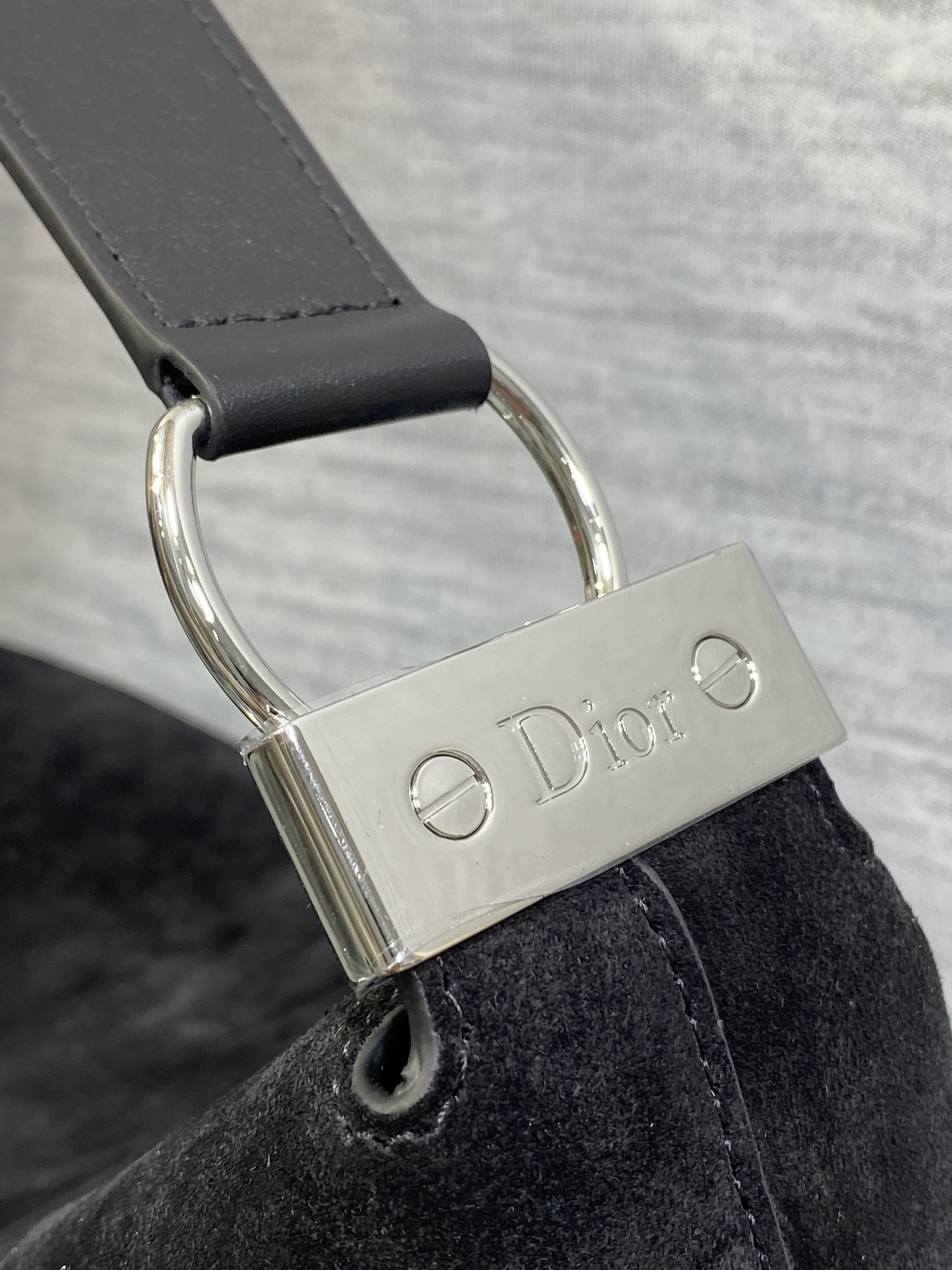 中号银扣现货‼️Dior2026春夏新款Chrustian这款Hobo包采用黑绒拼皮，触感柔软，春季氛围
