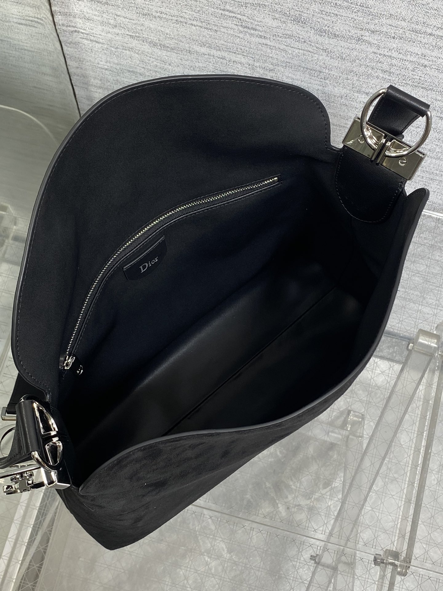 中号银扣现货‼️Dior2026春夏新款Chrustian这款Hobo包采用黑绒拼皮，触感柔软，春季氛围