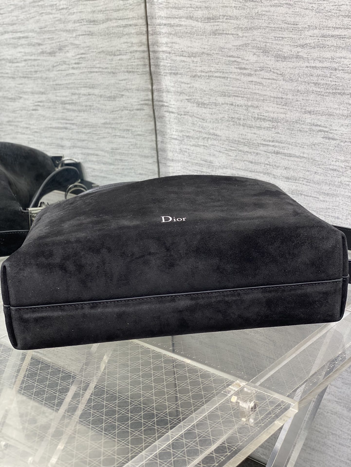 中号银扣现货‼️Dior2026春夏新款Chrustian这款Hobo包采用黑绒拼皮，触感柔软，春季氛围