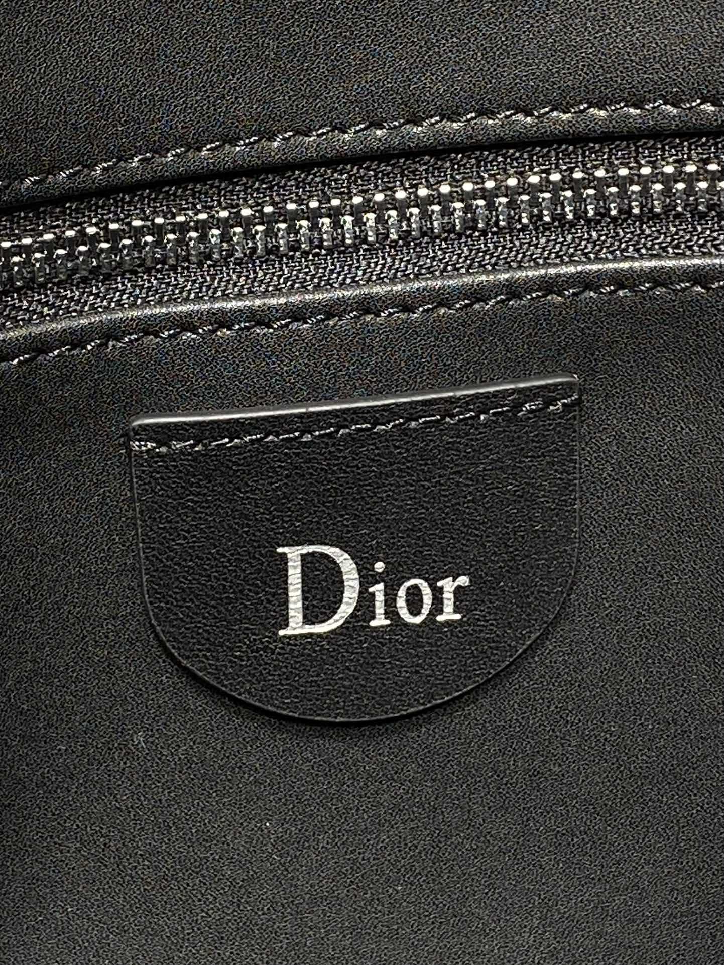 中号银扣现货‼️Dior2026春夏新款Chrustian这款Hobo包采用黑绒拼皮，触感柔软，春季氛围