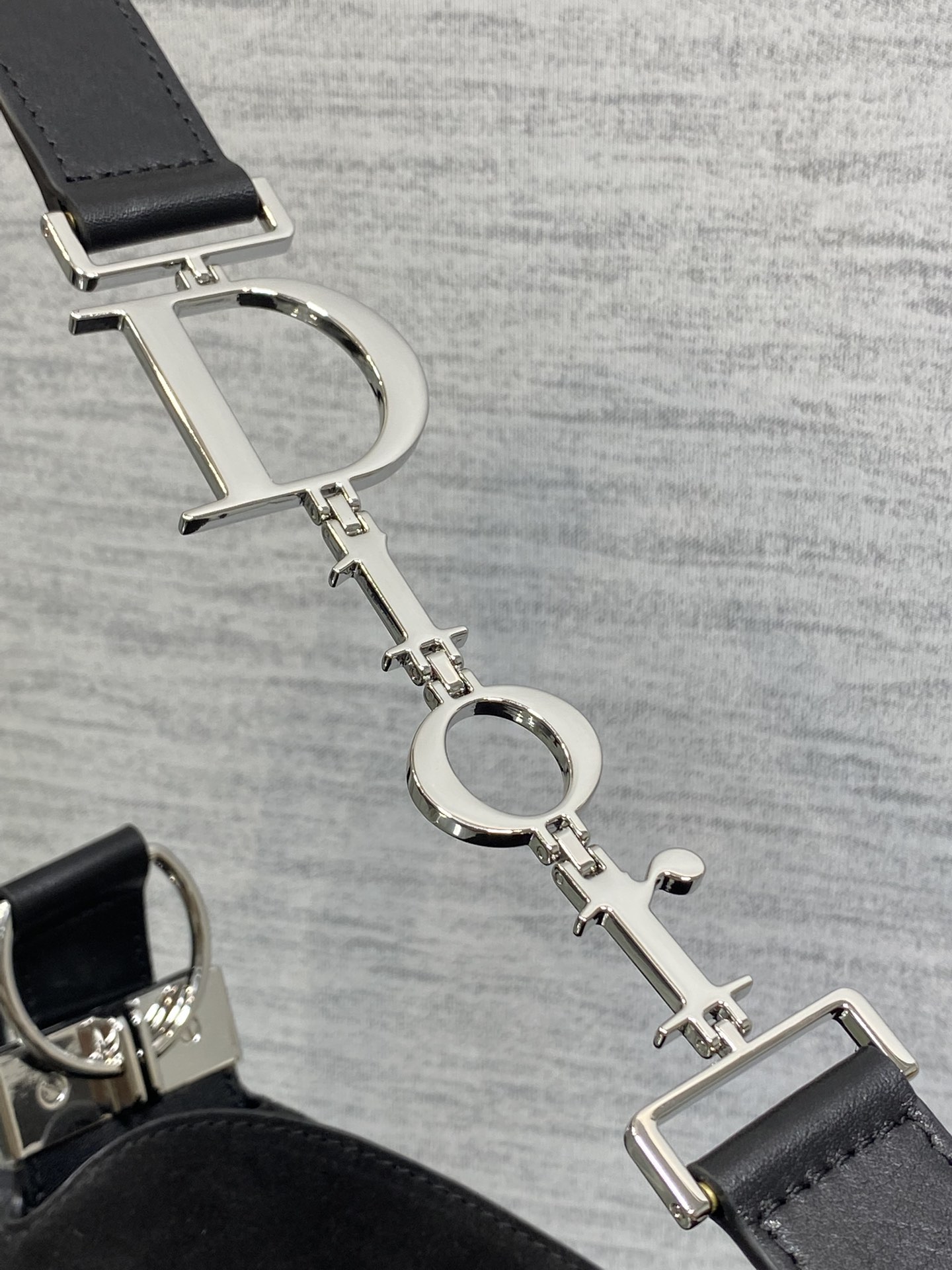 小号银扣现货‼️Dior2026春夏新款Chrustian这款Hobo包采用黑绒拼皮，触感柔软，春季氛围