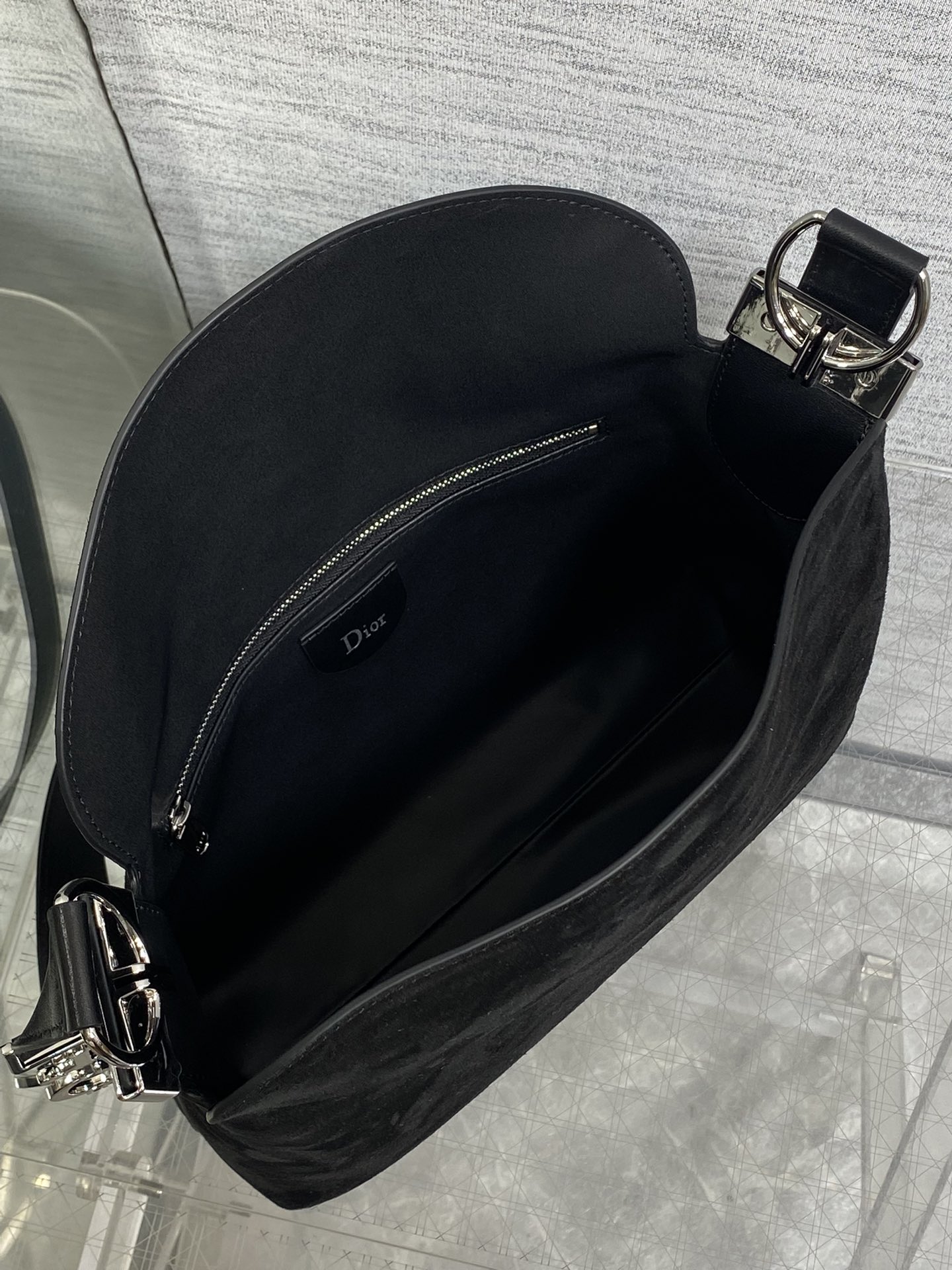 小号银扣现货‼️Dior2026春夏新款Chrustian这款Hobo包采用黑绒拼皮，触感柔软，春季氛围