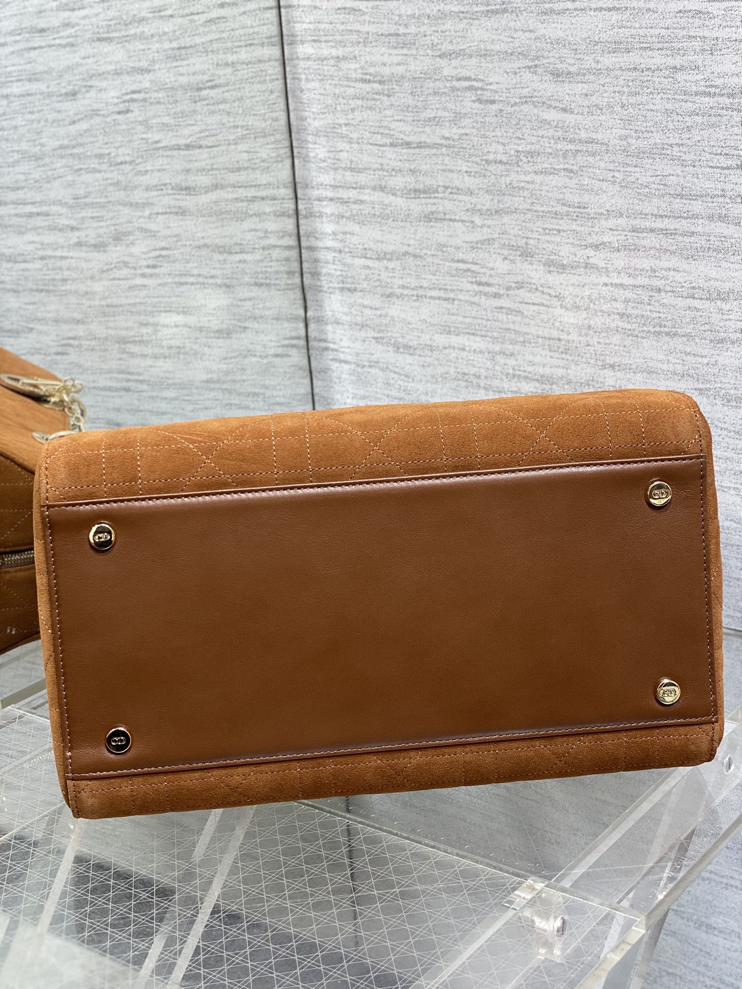 大号现货‼️Lady Dior新款手袋「棕色拼绒」Lady手袋重新诠释 LADY DIOR 手袋的轮廓，