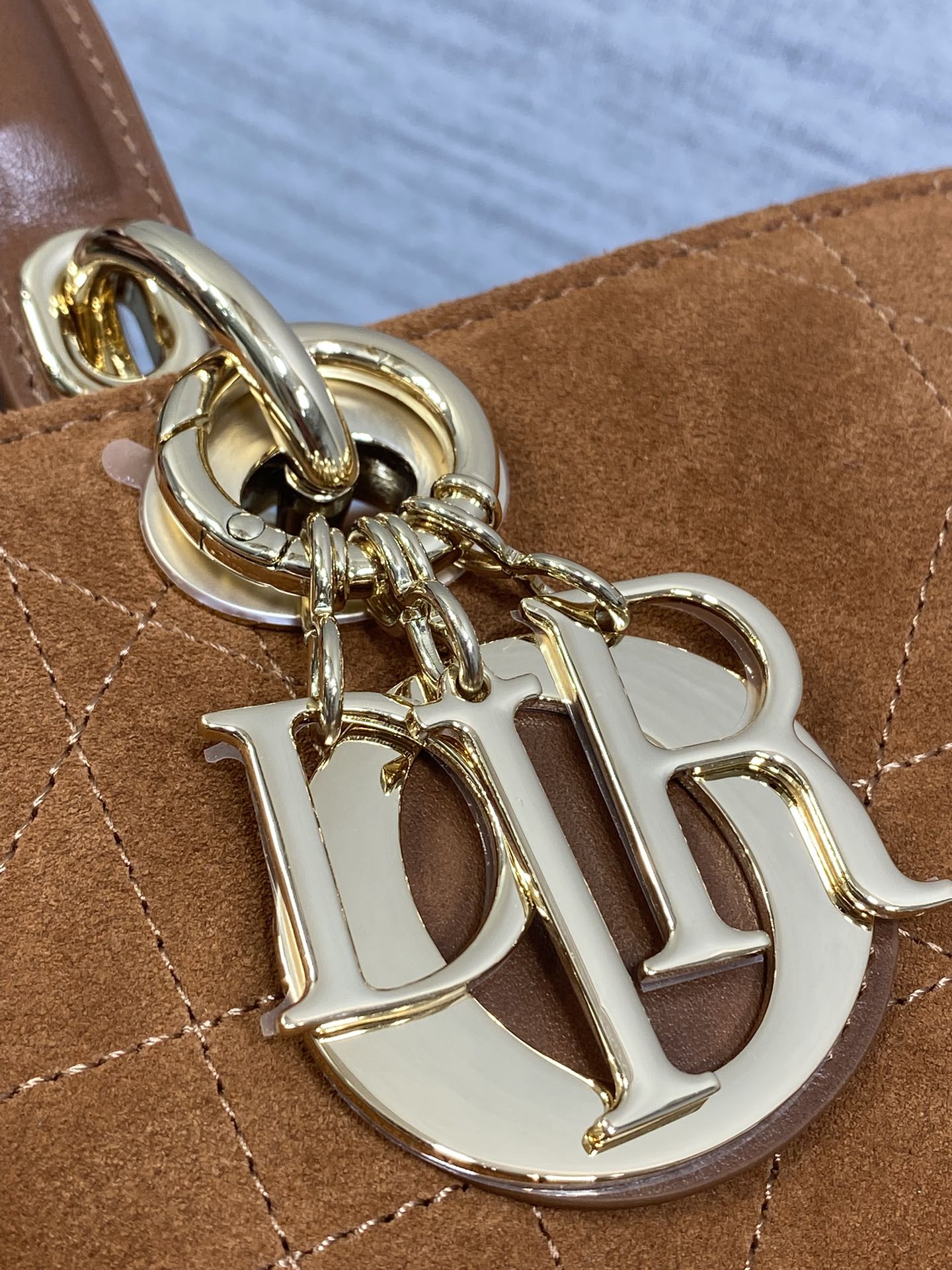 大号现货‼️Lady Dior新款手袋「棕色拼绒」Lady手袋重新诠释 LADY DIOR 手袋的轮廓，