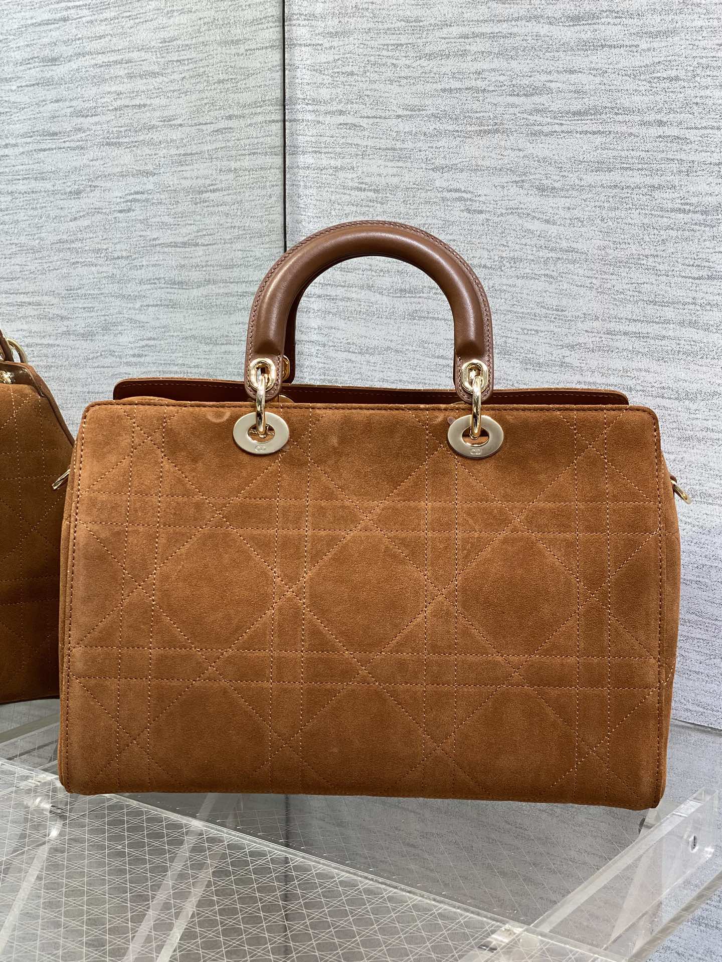 大号现货‼️Lady Dior新款手袋「棕色拼绒」Lady手袋重新诠释 LADY DIOR 手袋的轮廓，