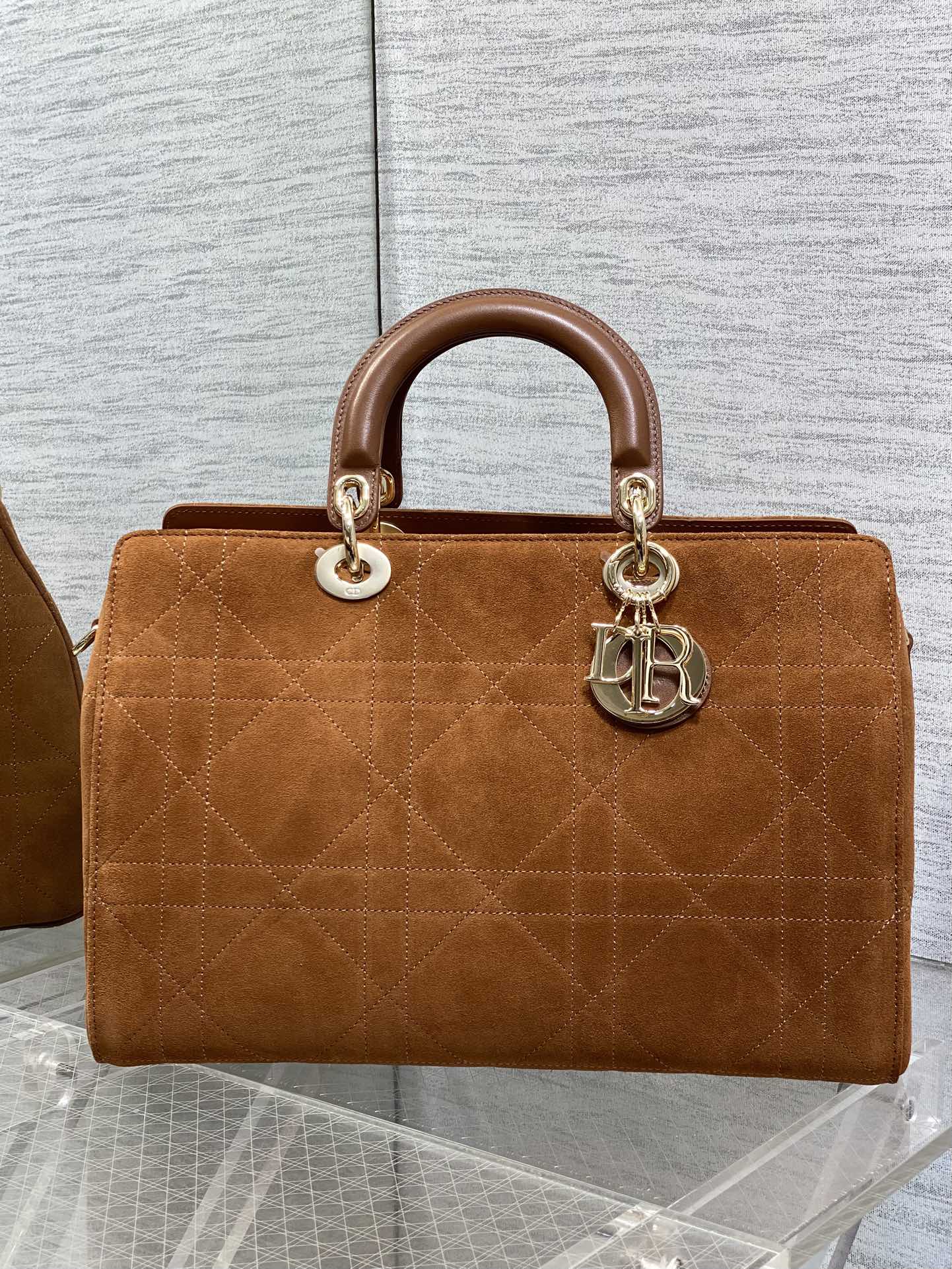 大号现货‼️Lady Dior新款手袋「棕色拼绒」Lady手袋重新诠释 LADY DIOR 手袋的轮廓，