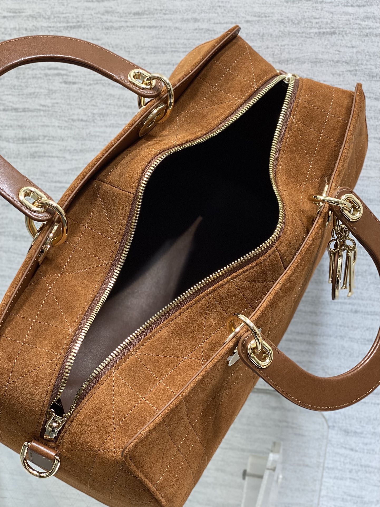 大号现货‼️Lady Dior新款手袋「棕色拼绒」Lady手袋重新诠释 LADY DIOR 手袋的轮廓，