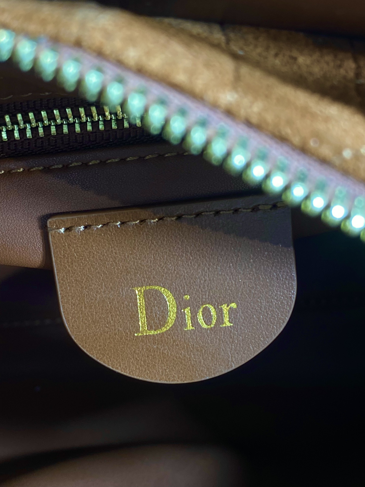 小号现货‼️Lady Dior新款手袋「棕色拼绒」Lady手袋重新诠释 LADY DIOR 手袋的轮廓，