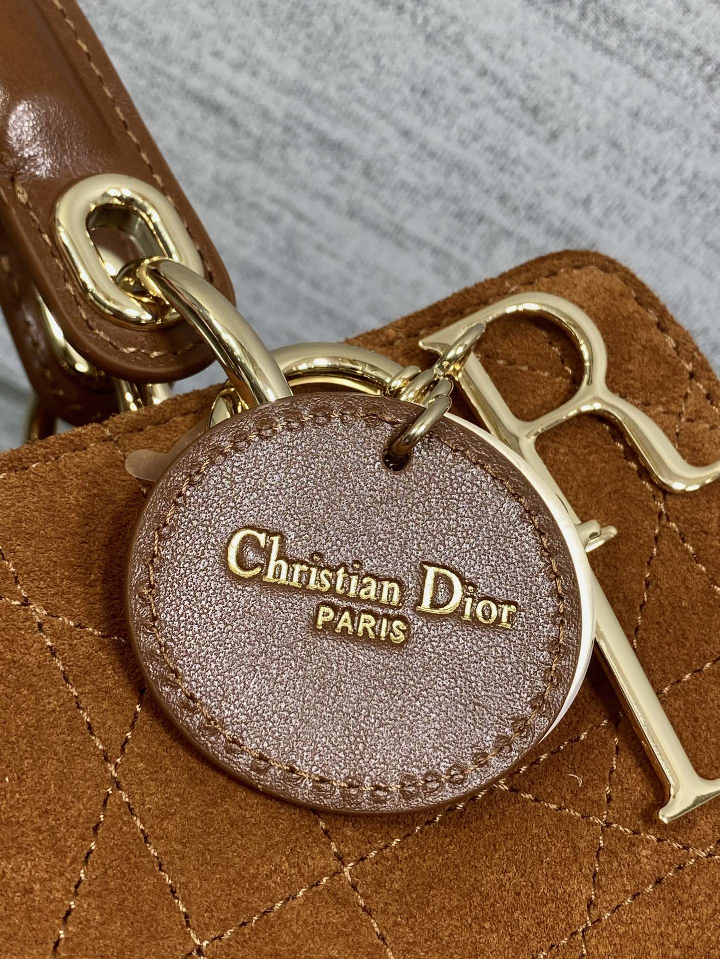 小号现货‼️Lady Dior新款手袋「棕色拼绒」Lady手袋重新诠释 LADY DIOR 手袋的轮廓，