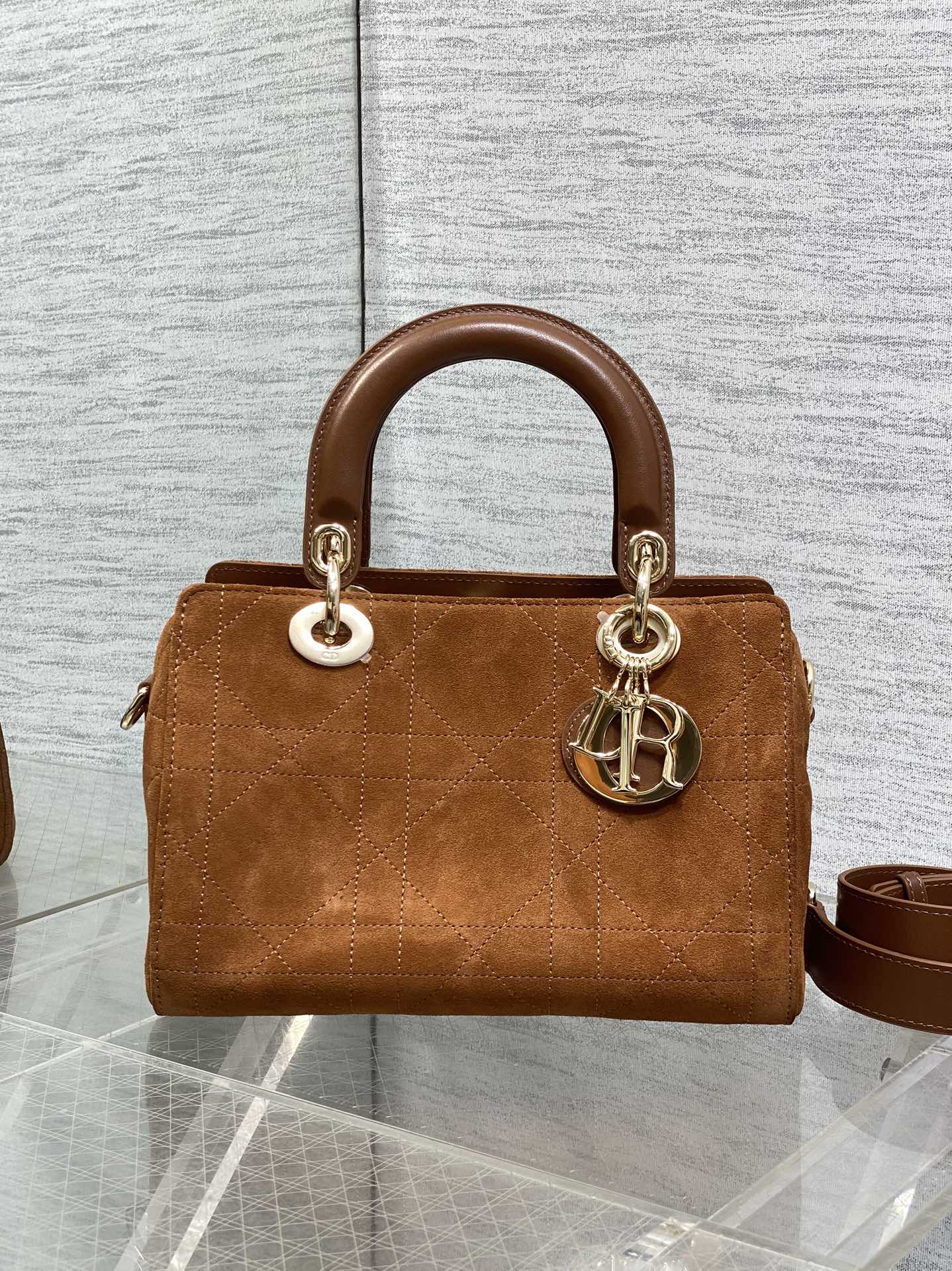 小号现货‼️Lady Dior新款手袋「棕色拼绒」Lady手袋重新诠释 LADY DIOR 手袋的轮廓，