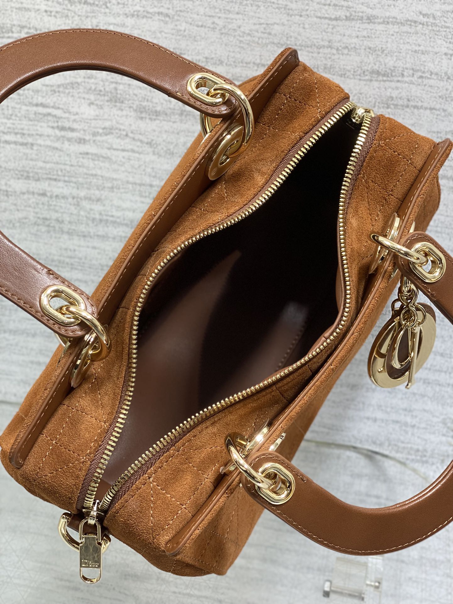 小号现货‼️Lady Dior新款手袋「棕色拼绒」Lady手袋重新诠释 LADY DIOR 手袋的轮廓，