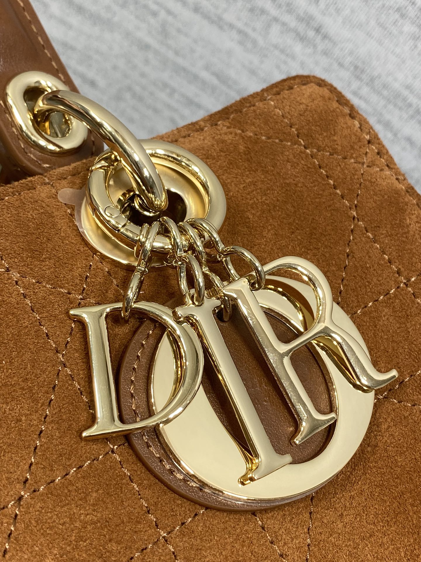 小号现货‼️Lady Dior新款手袋「棕色拼绒」Lady手袋重新诠释 LADY DIOR 手袋的轮廓，