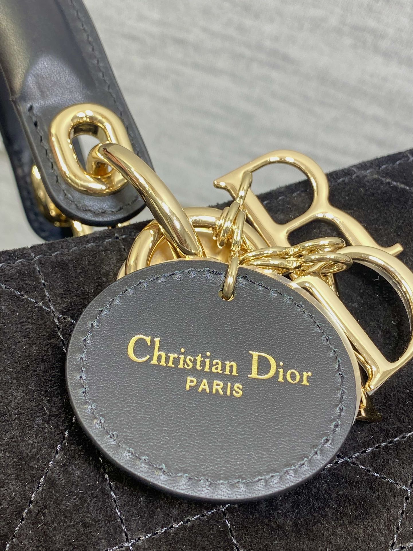 大号现货‼️Lady Dior新款手袋「黑色拼绒」Lady手袋重新诠释 LADY DIOR 手袋的轮廓，