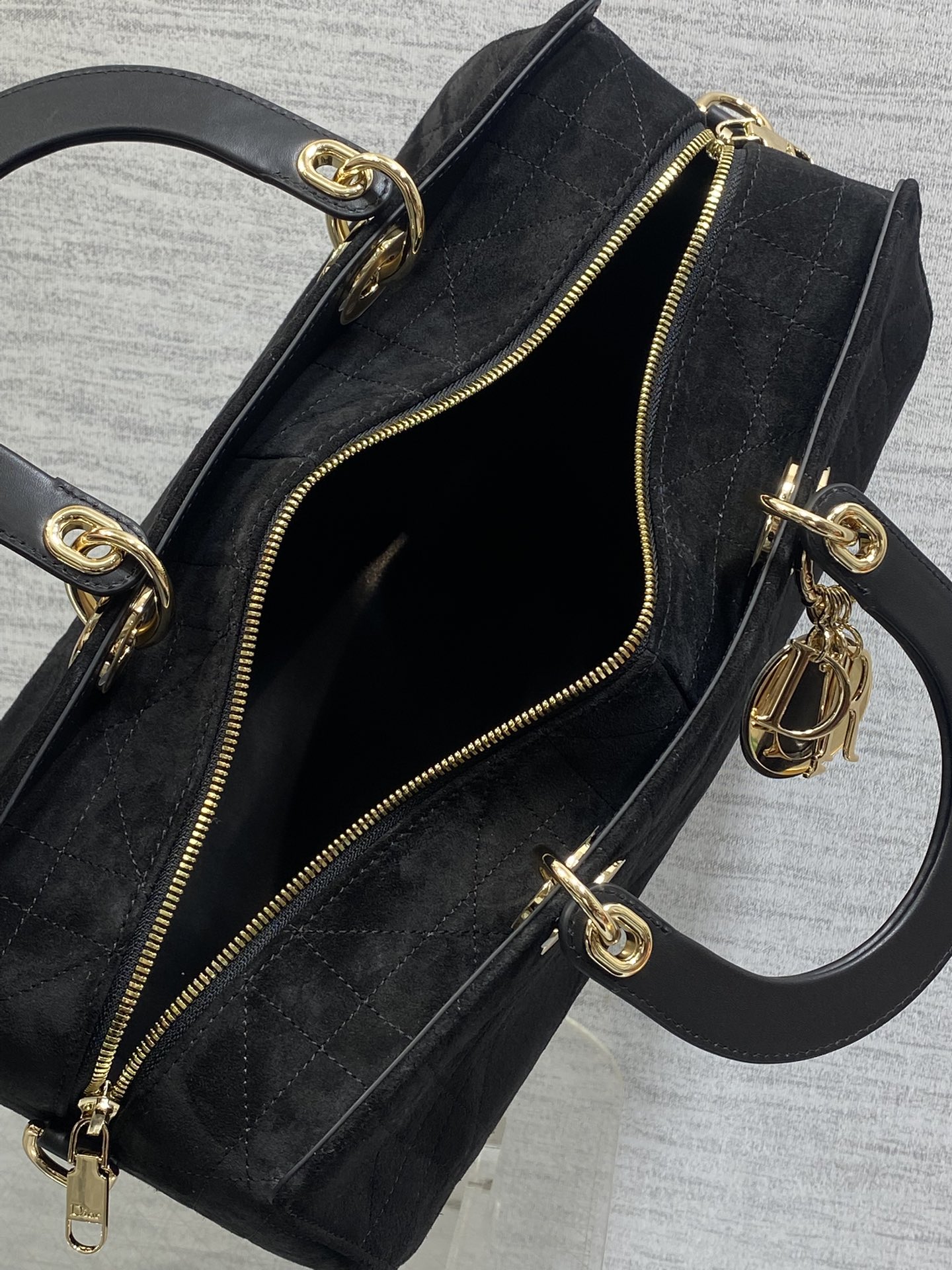 大号现货‼️Lady Dior新款手袋「黑色拼绒」Lady手袋重新诠释 LADY DIOR 手袋的轮廓，