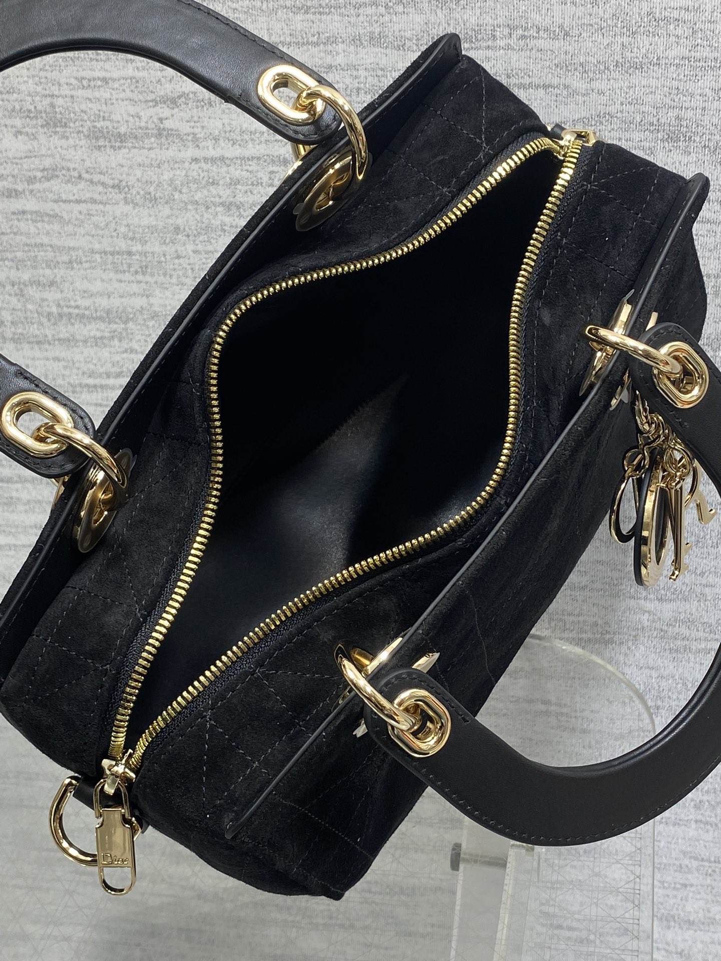 小号现货‼️Lady Dior新款手袋「黑色拼绒」Lady手袋重新诠释 LADY DIOR 手袋的轮廓，