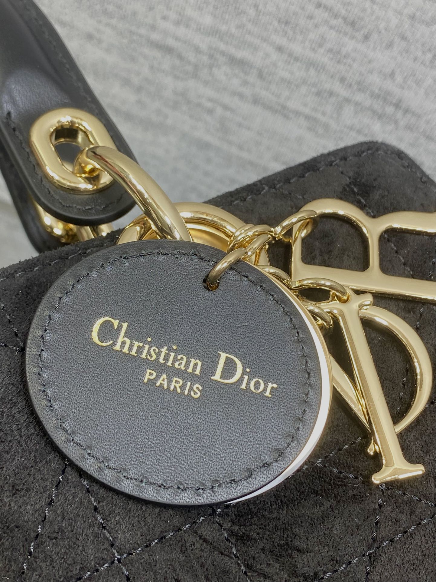 小号现货‼️Lady Dior新款手袋「黑色拼绒」Lady手袋重新诠释 LADY DIOR 手袋的轮廓，