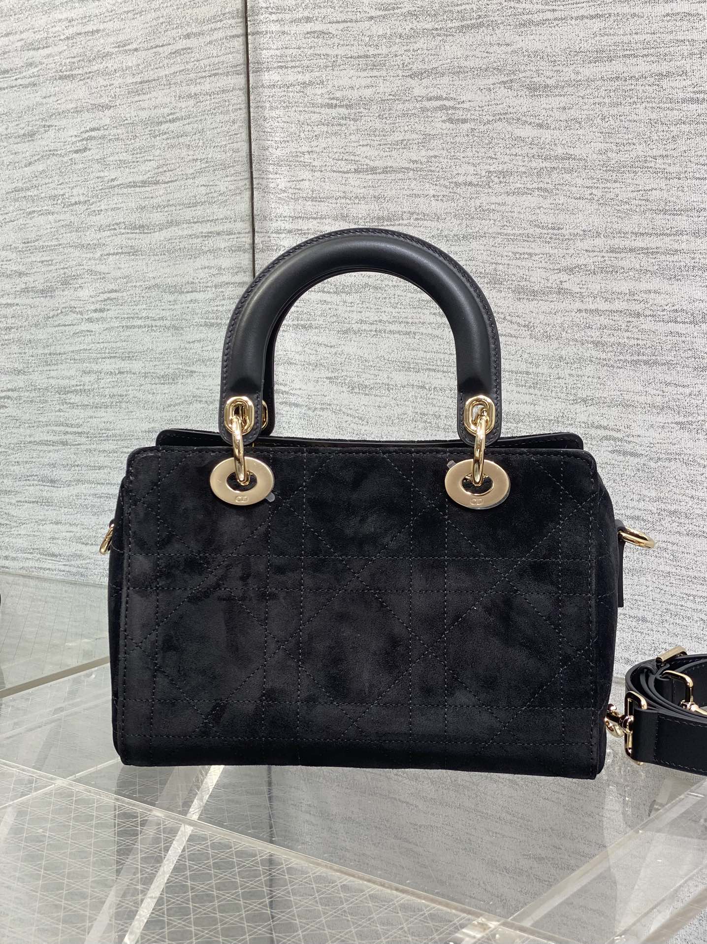 小号现货‼️Lady Dior新款手袋「黑色拼绒」Lady手袋重新诠释 LADY DIOR 手袋的轮廓，