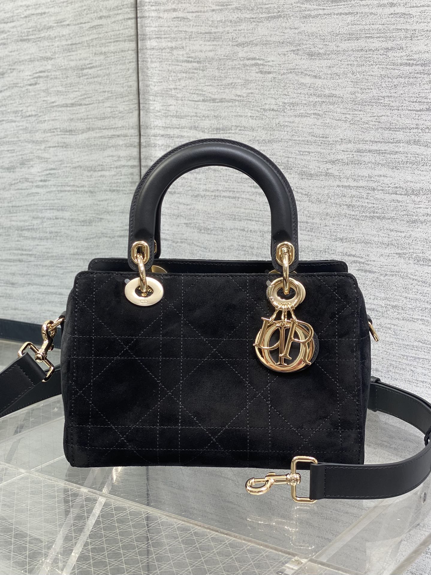 小号现货‼️Lady Dior新款手袋「黑色拼绒」Lady手袋重新诠释 LADY DIOR 手袋的轮廓，