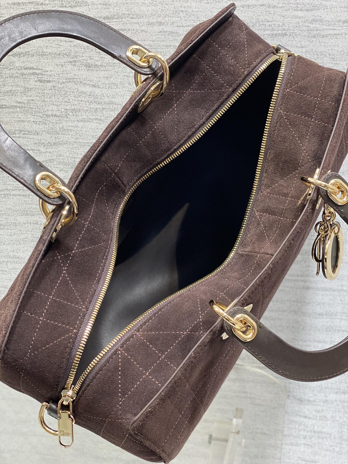 大号现货‼️Lady Dior新款手袋「咖色拼绒」Lady手袋重新诠释 LADY DIOR 手袋的轮廓，