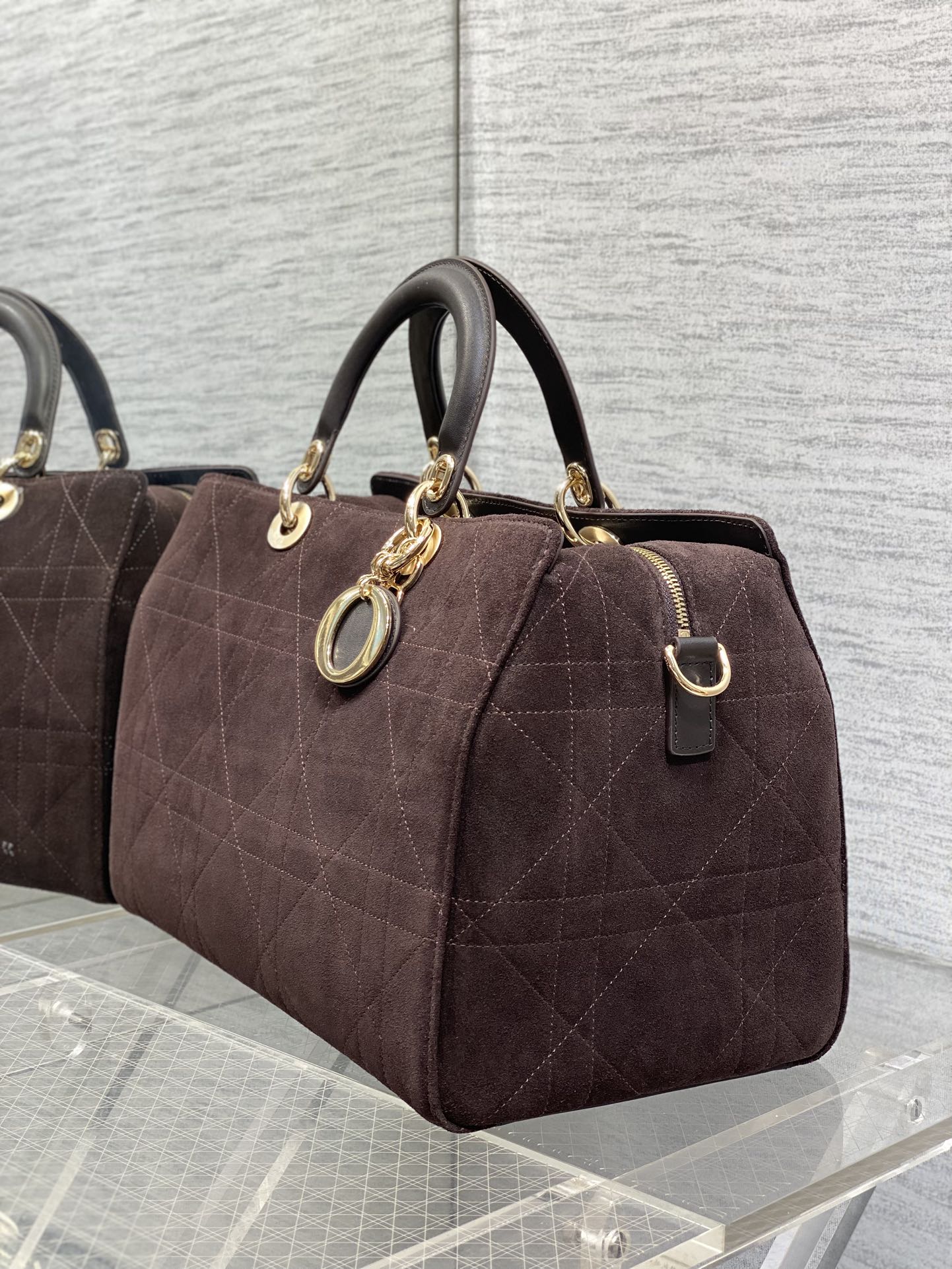 大号现货‼️Lady Dior新款手袋「咖色拼绒」Lady手袋重新诠释 LADY DIOR 手袋的轮廓，