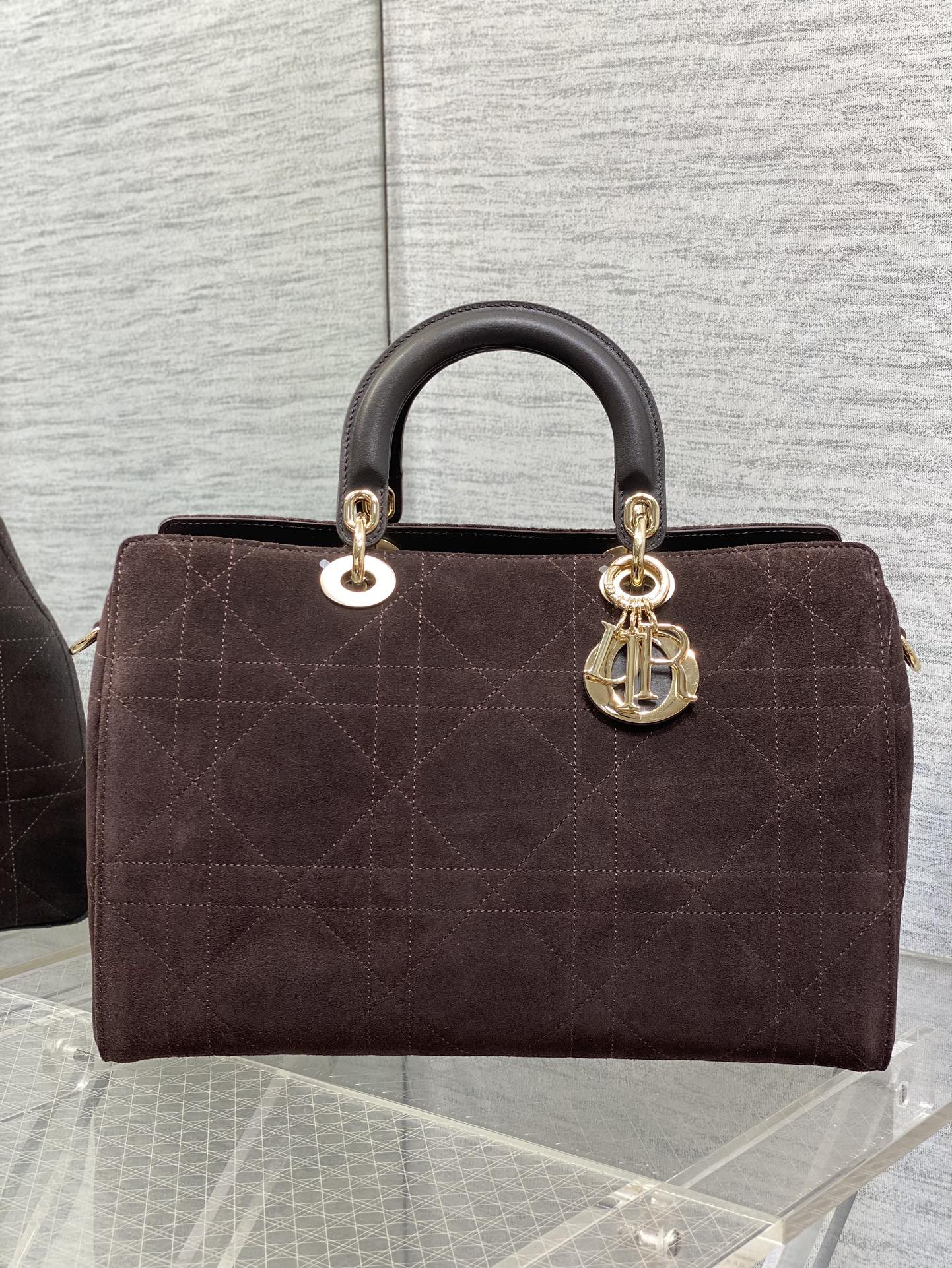 大号现货‼️Lady Dior新款手袋「咖色拼绒」Lady手袋重新诠释 LADY DIOR 手袋的轮廓，