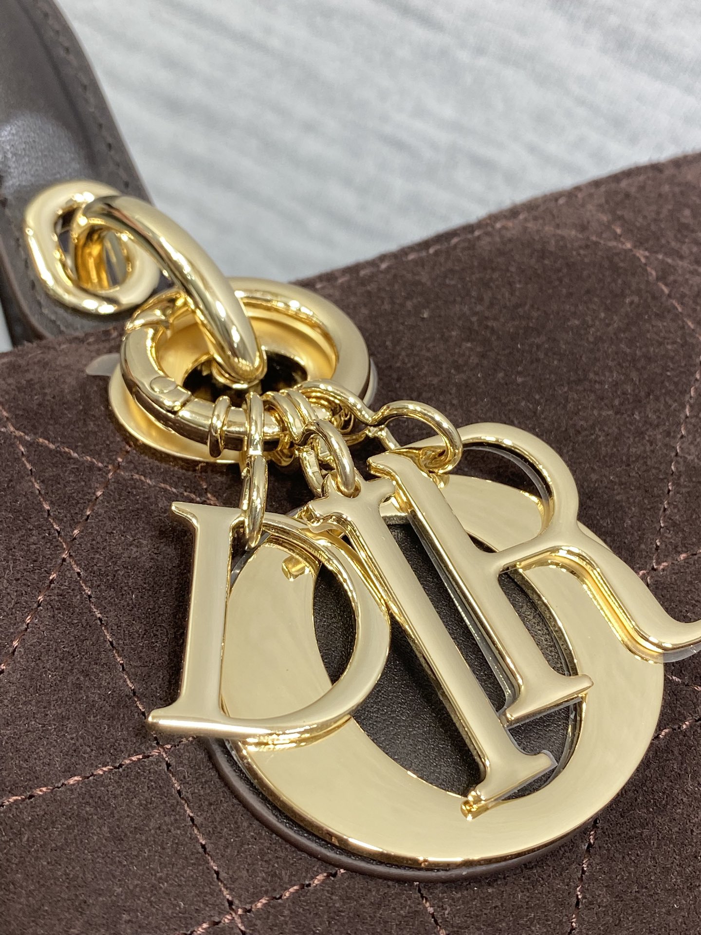 大号现货‼️Lady Dior新款手袋「咖色拼绒」Lady手袋重新诠释 LADY DIOR 手袋的轮廓，