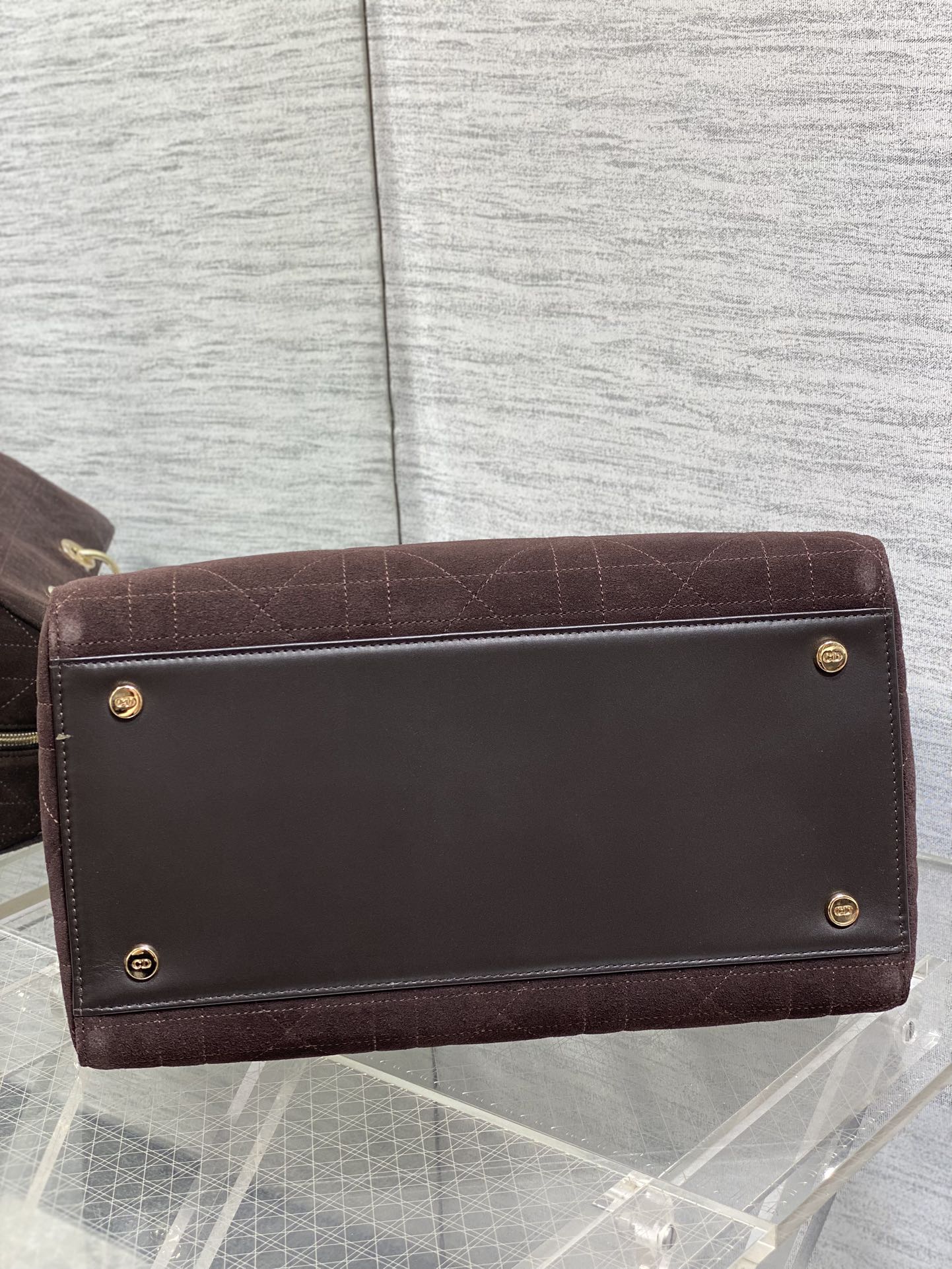 大号现货‼️Lady Dior新款手袋「咖色拼绒」Lady手袋重新诠释 LADY DIOR 手袋的轮廓，