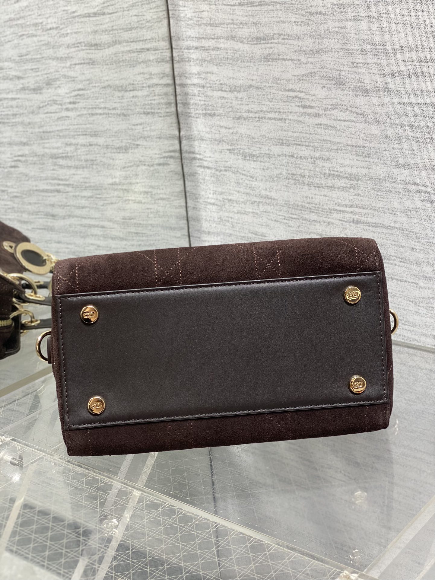 小号现货‼️Lady Dior新款手袋「咖色拼绒」Lady手袋重新诠释 LADY DIOR 手袋的轮廓，