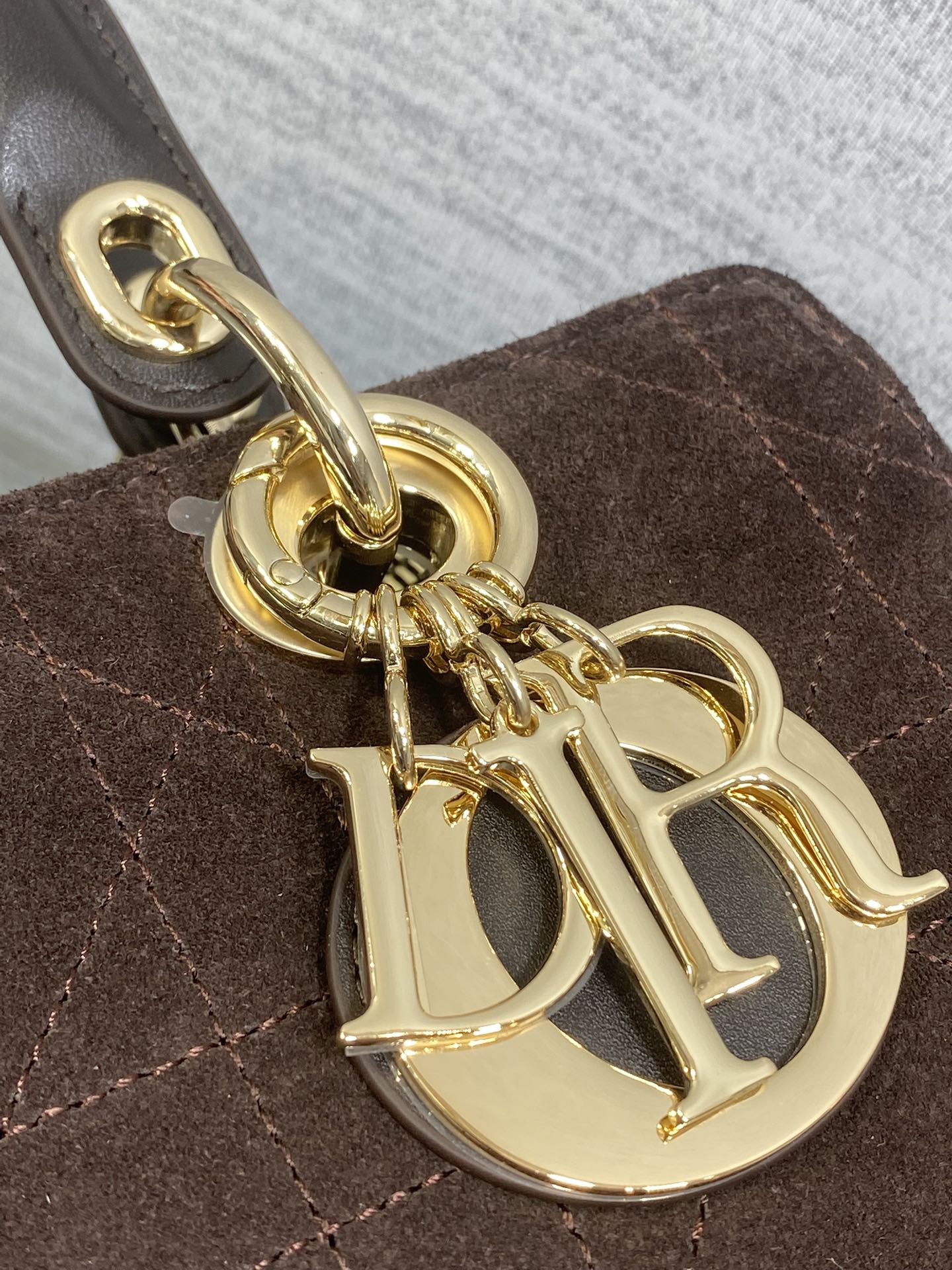 小号现货‼️Lady Dior新款手袋「咖色拼绒」Lady手袋重新诠释 LADY DIOR 手袋的轮廓，