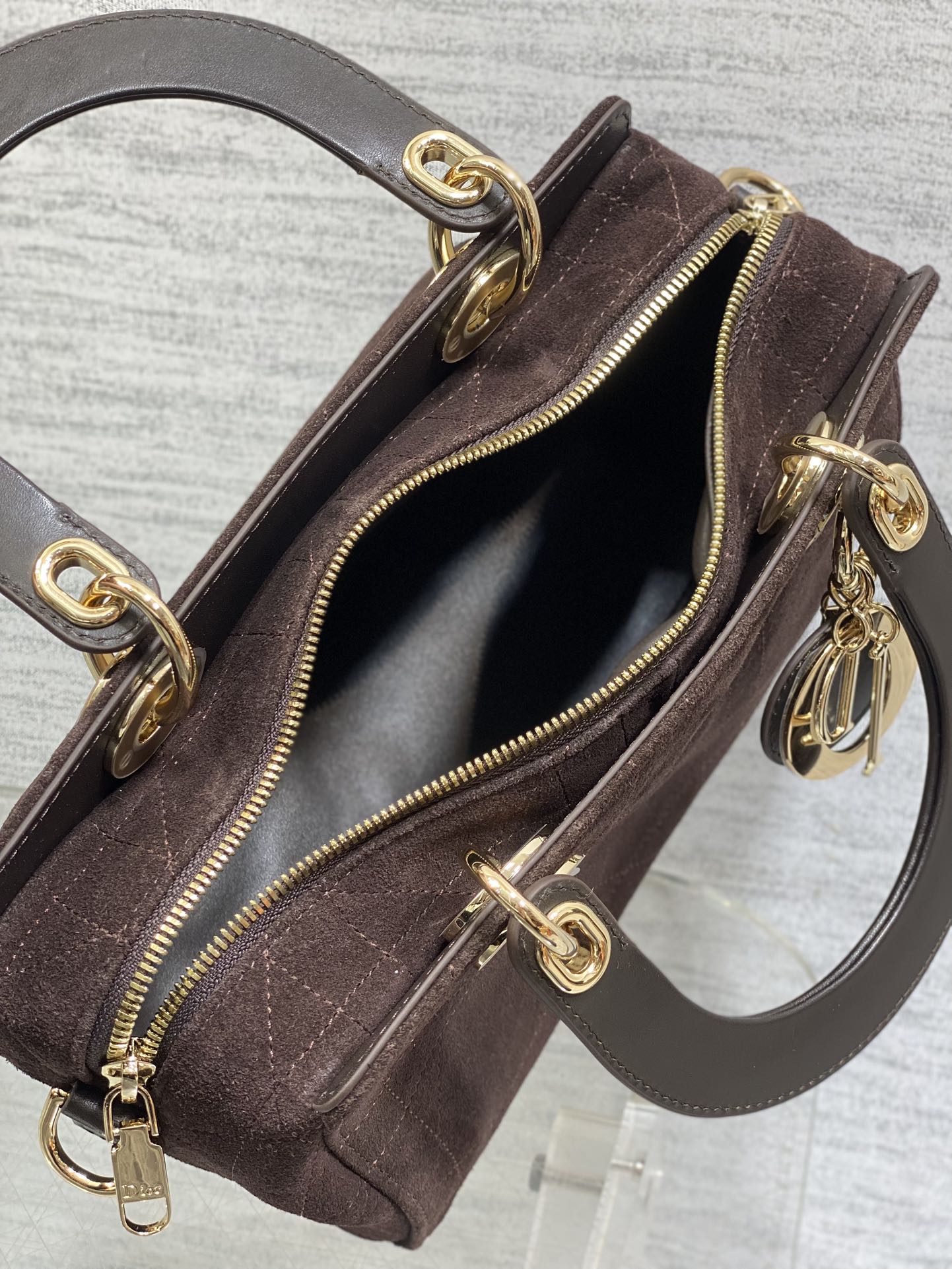 小号现货‼️Lady Dior新款手袋「咖色拼绒」Lady手袋重新诠释 LADY DIOR 手袋的轮廓，