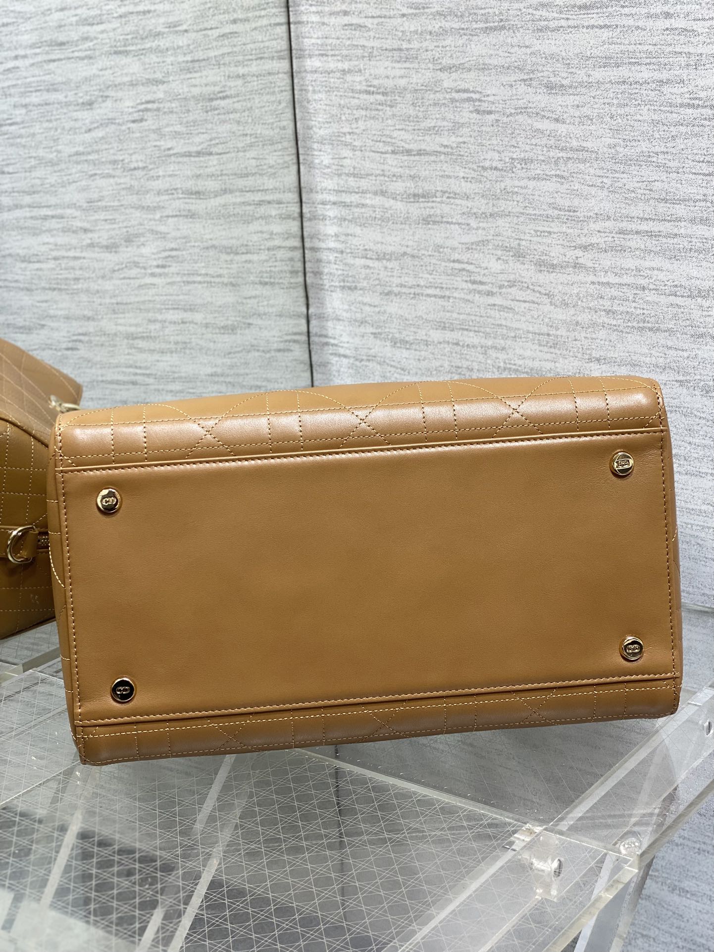 大号现货‼️Lady Dior新款手袋「棕色平纹皮」Lady手袋重新诠释 LADY DIOR 手袋的轮廓