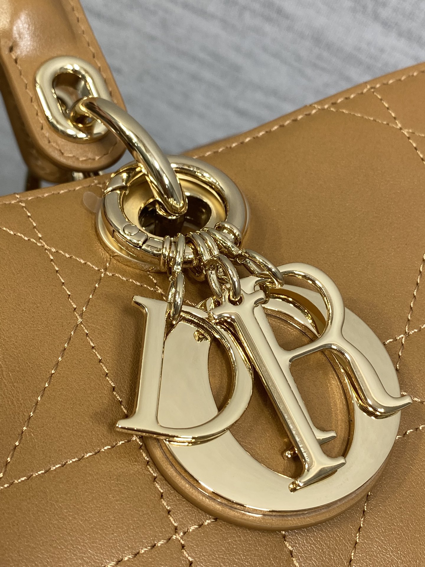 大号现货‼️Lady Dior新款手袋「棕色平纹皮」Lady手袋重新诠释 LADY DIOR 手袋的轮廓