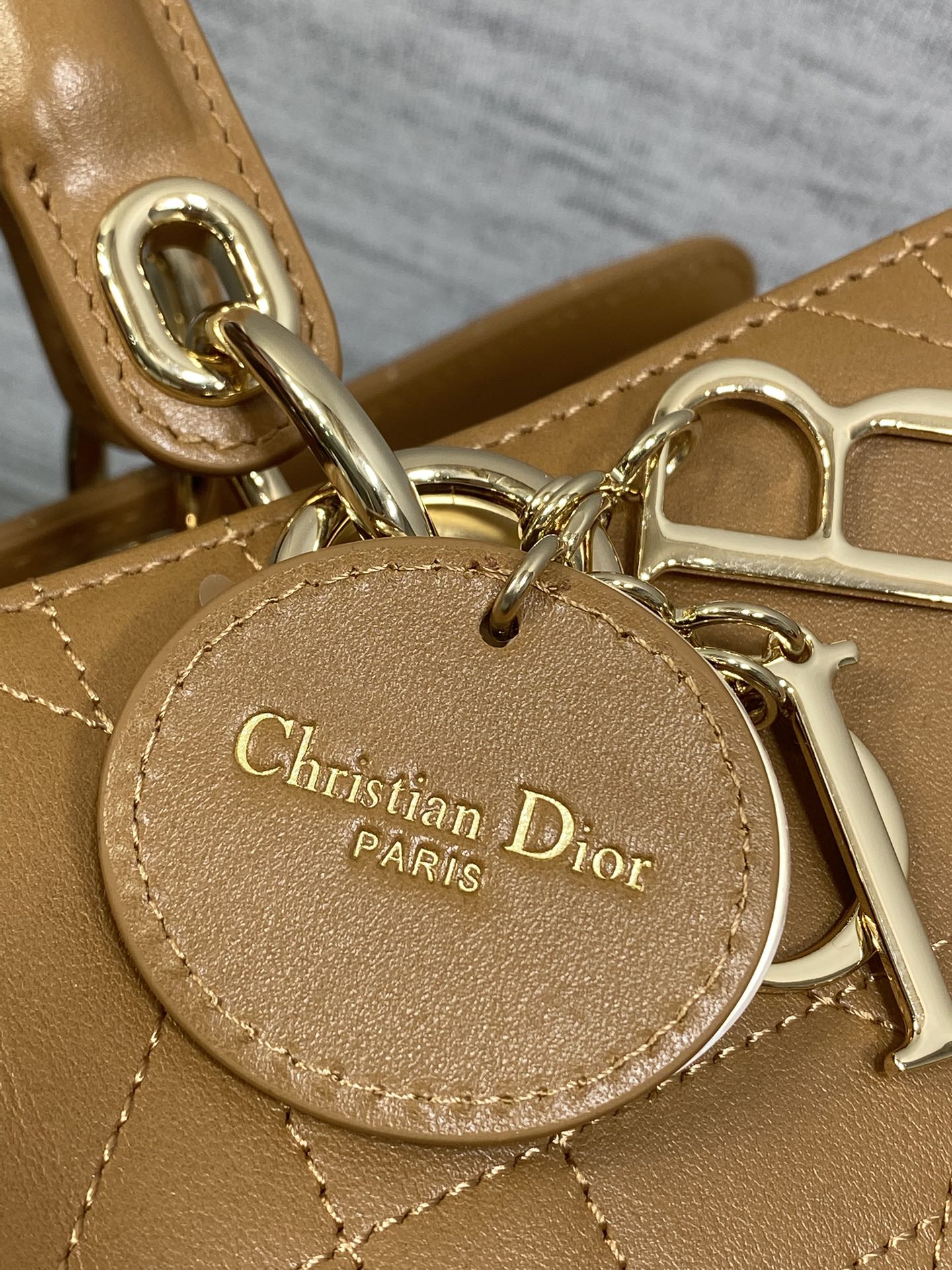 大号现货‼️Lady Dior新款手袋「棕色平纹皮」Lady手袋重新诠释 LADY DIOR 手袋的轮廓