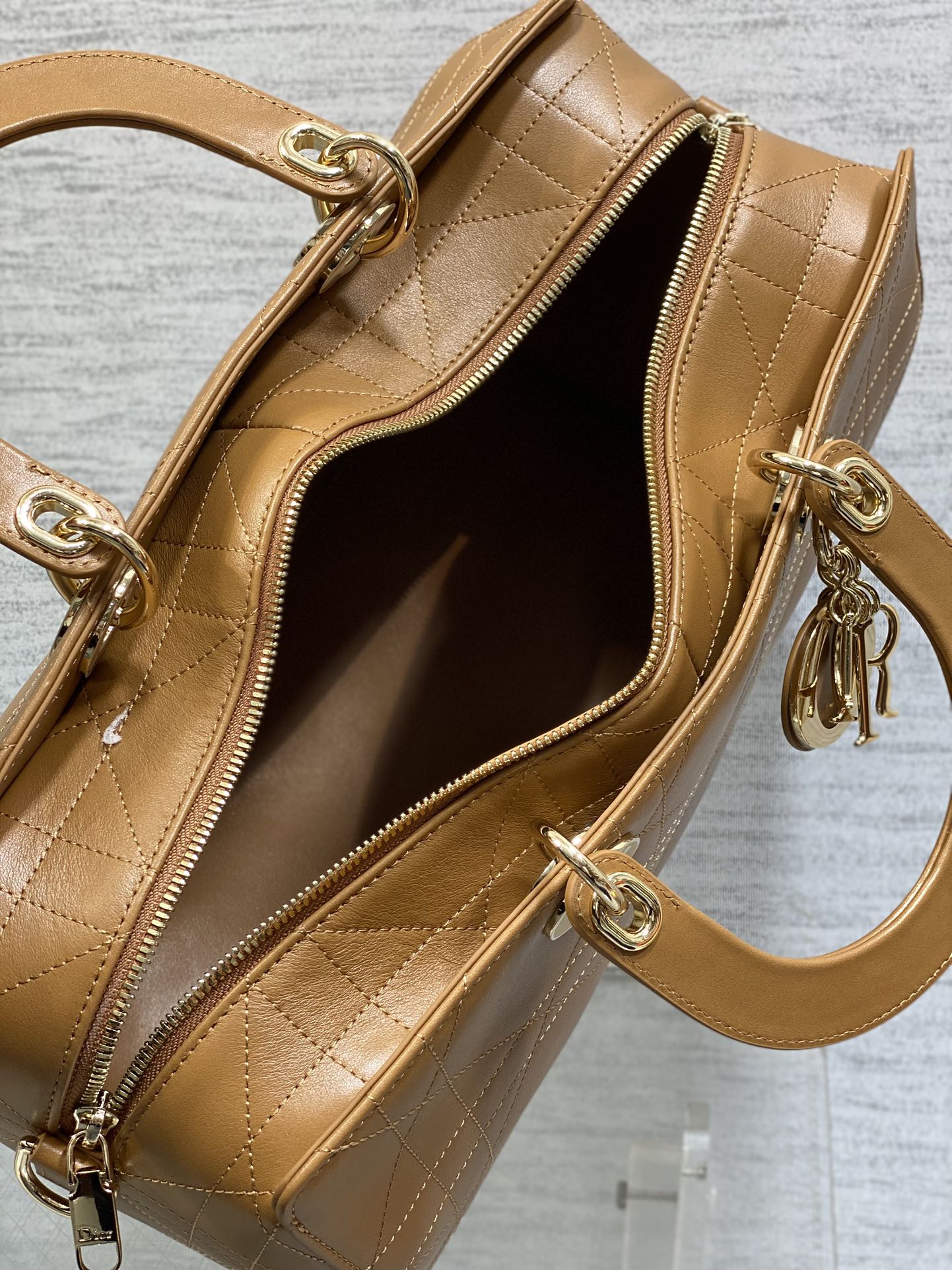 大号现货‼️Lady Dior新款手袋「棕色平纹皮」Lady手袋重新诠释 LADY DIOR 手袋的轮廓