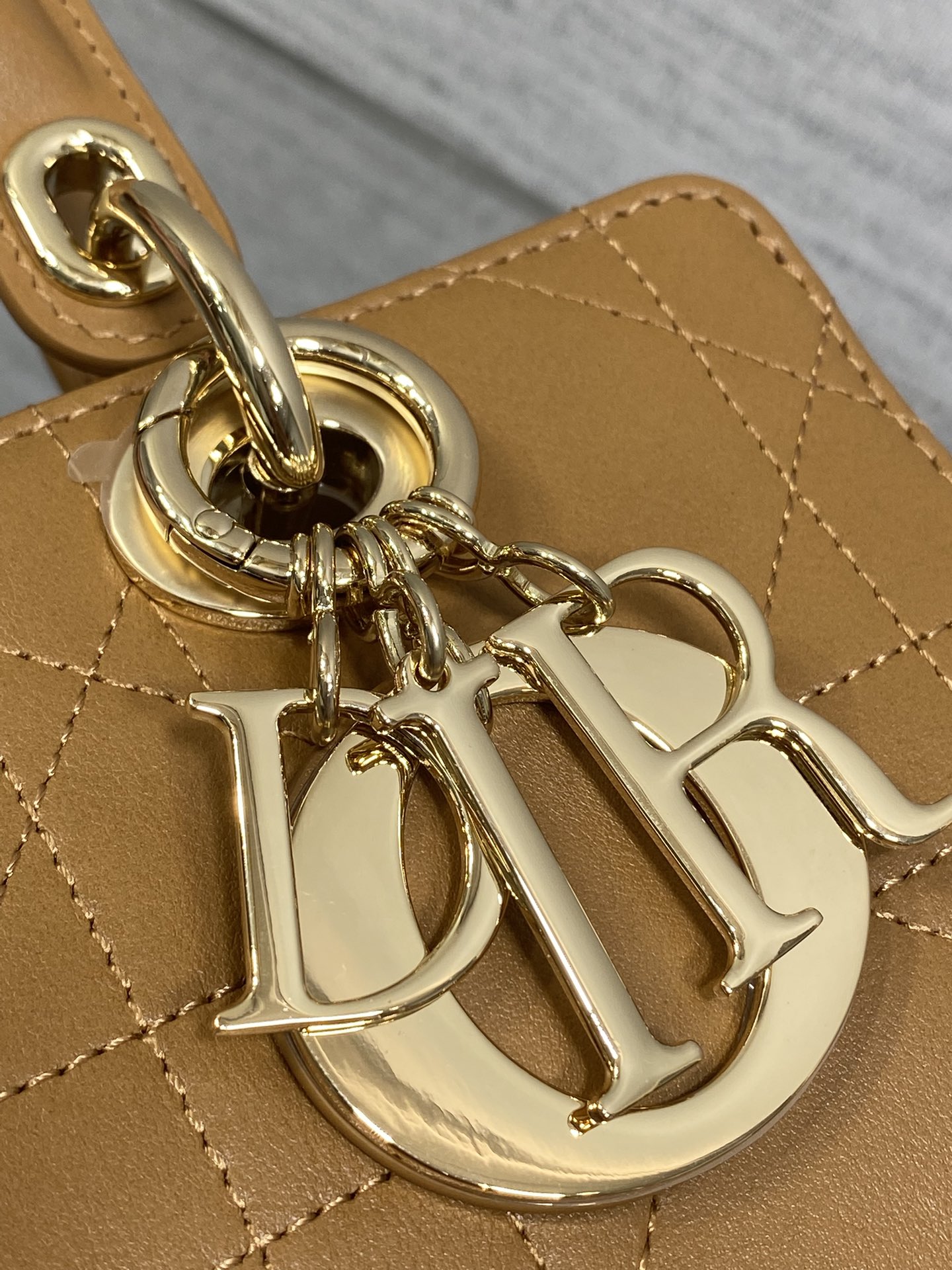 小号现货‼️Lady Dior新款手袋「棕色平纹皮」Lady手袋重新诠释 LADY DIOR 手袋的轮廓