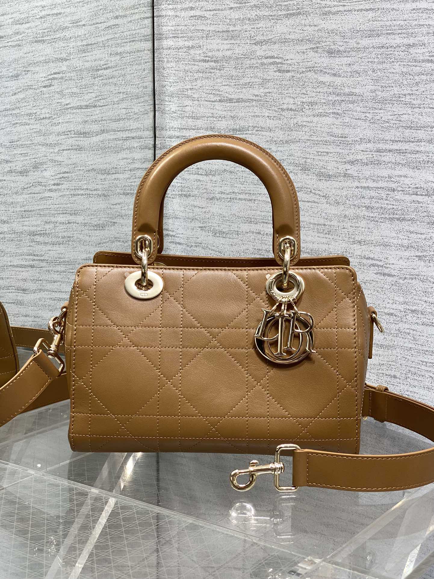 小号现货‼️Lady Dior新款手袋「棕色平纹皮」Lady手袋重新诠释 LADY DIOR 手袋的轮廓