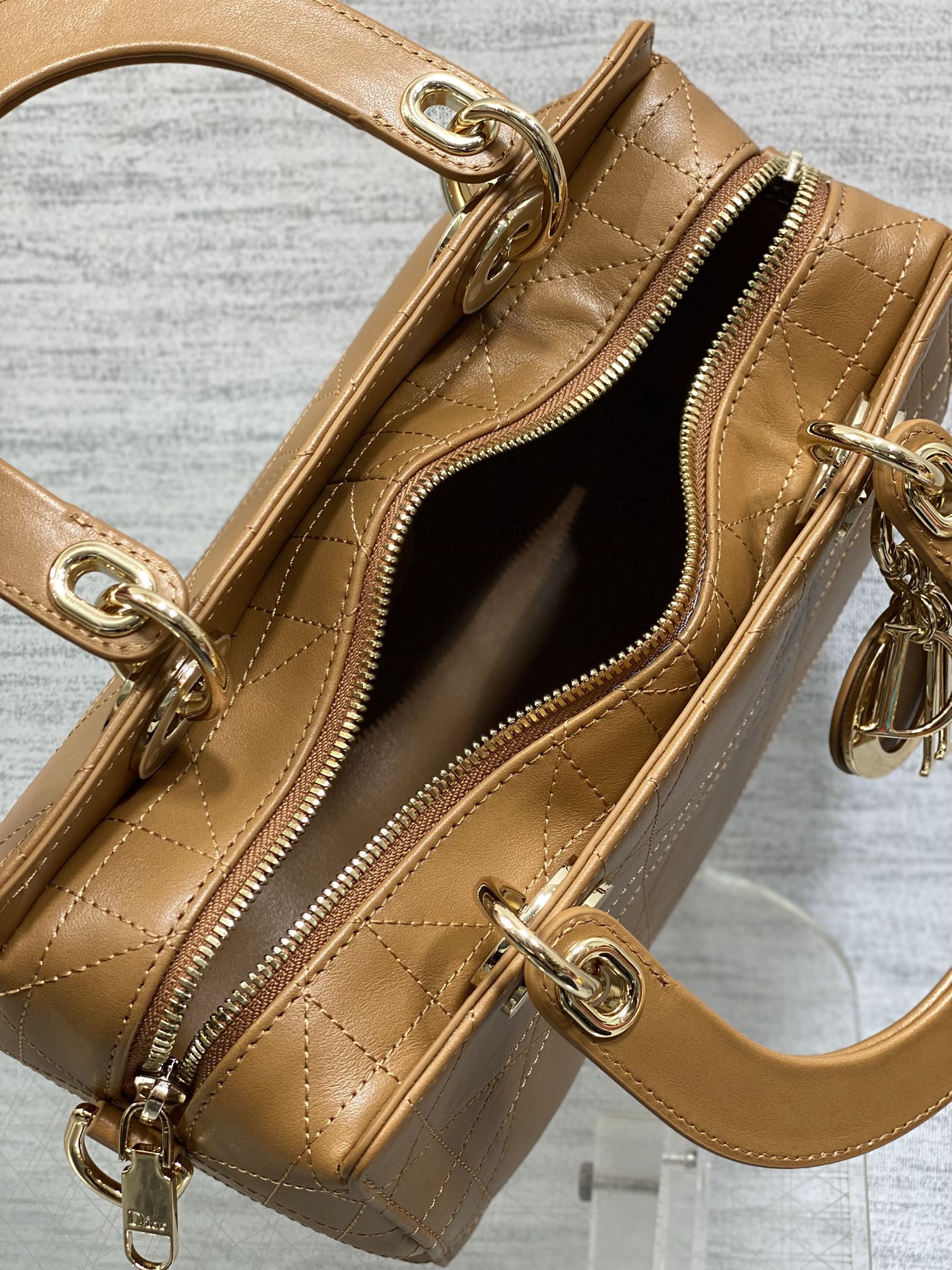 小号现货‼️Lady Dior新款手袋「棕色平纹皮」Lady手袋重新诠释 LADY DIOR 手袋的轮廓