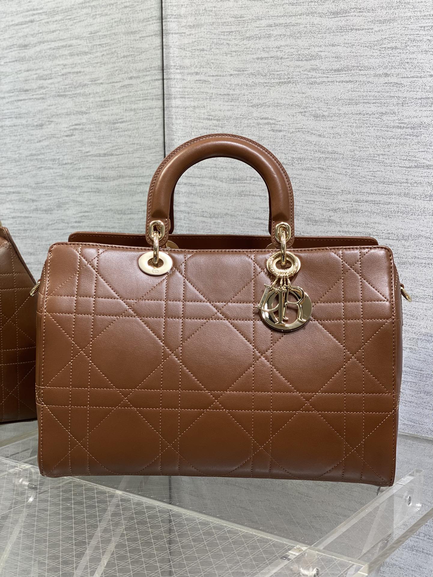 大号现货‼️Lady Dior新款手袋「咖色平纹皮」Lady手袋重新诠释 LADY DIOR 手袋的轮廓