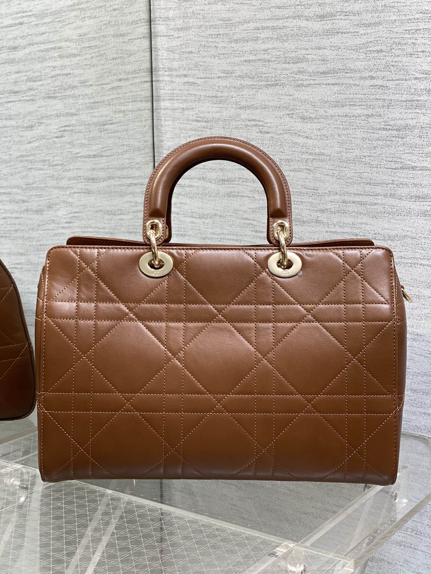 大号现货‼️Lady Dior新款手袋「咖色平纹皮」Lady手袋重新诠释 LADY DIOR 手袋的轮廓